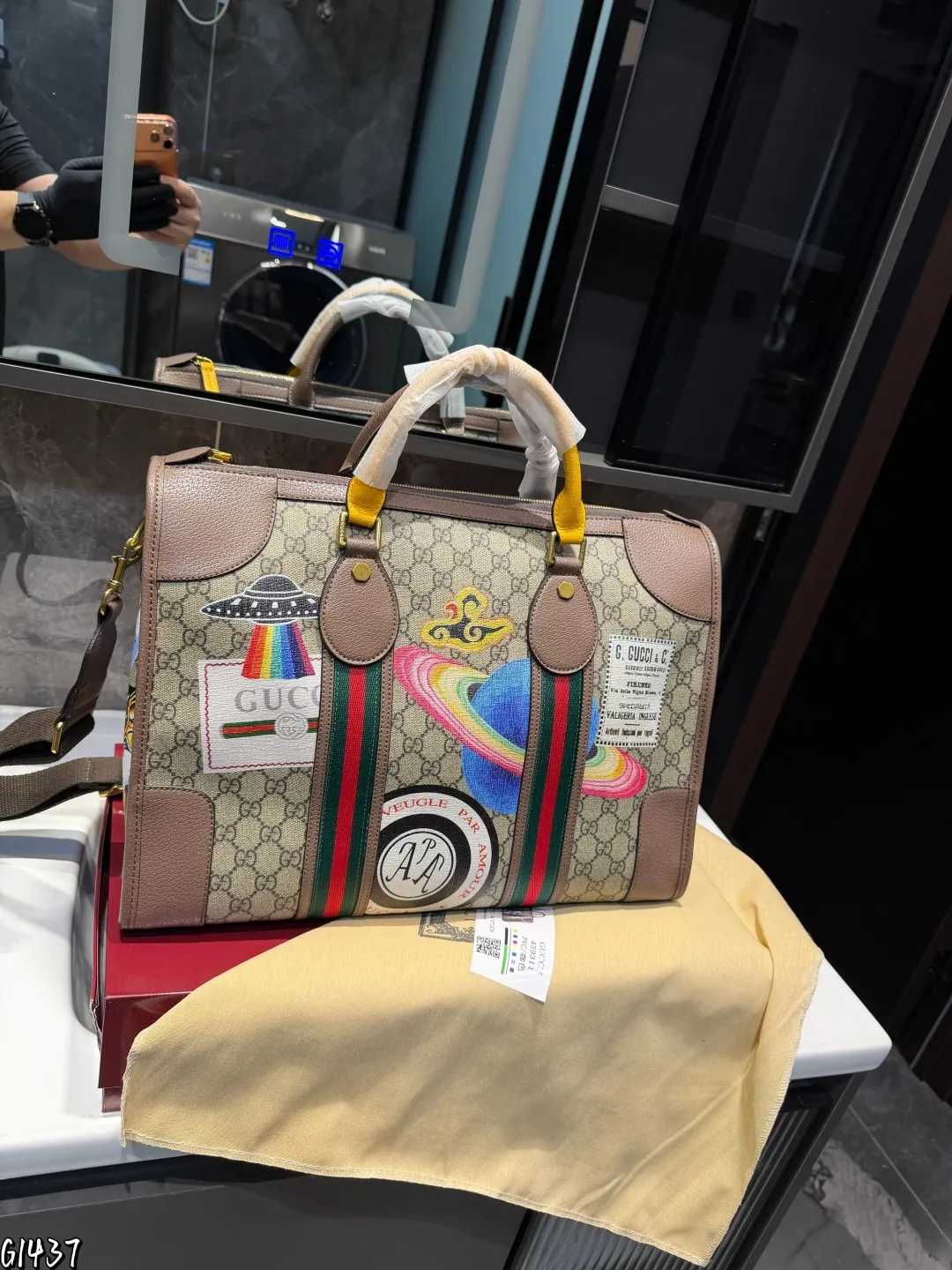 ❤️p175❤️ 这款旅行包采用更大尺寸焕新诠释,为《Exquisite Gucci》系列旅行精选增添别样魅力。条纹织带和双G配件装饰以品牌典藏元素突显整体廓形