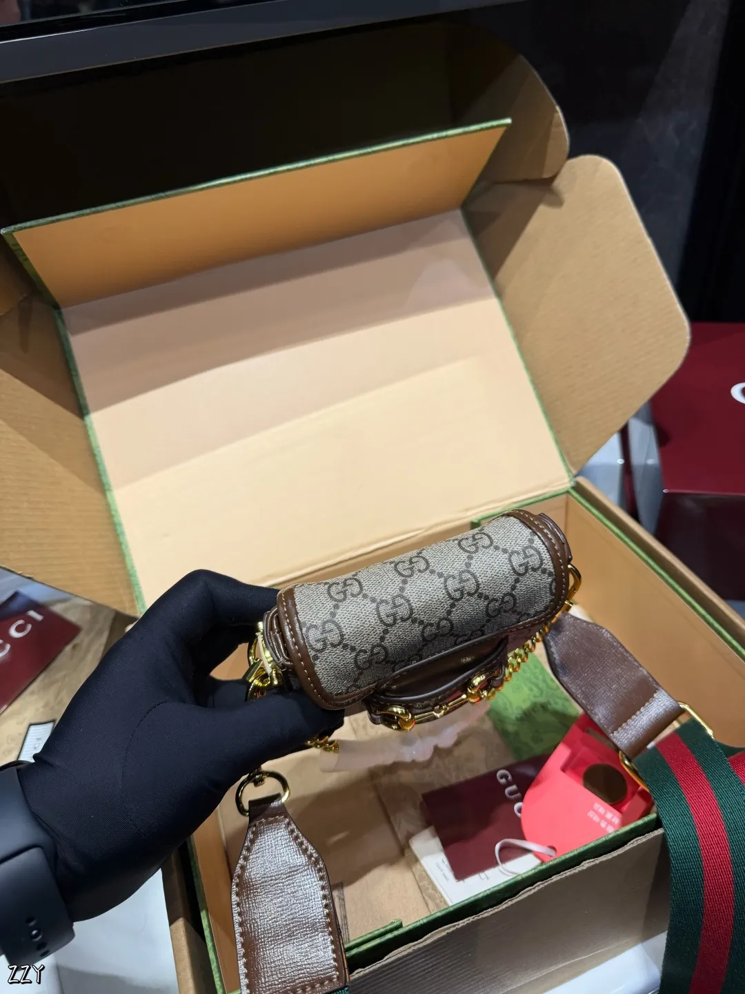 ❤️p125(礼盒包装)❤️ 女明星推荐Gucci horsebit1955超mini马 鞍包这个包有两条肩带,一条链条带.一条经典红绿织带!专柜常青藤稳稳的马衔扣、出一个火一个超mini马鞍包更为无敌友好的Size~最牛B的超贴心设计两条肩带任意搭配!实在太屌了!不后悔系列闭眼剁手买~12*4*9cm