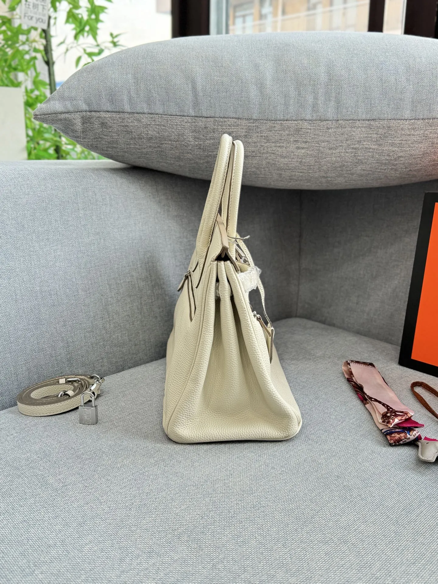 头层牛皮大💰285 头层牛皮小💰265 size:30×21.5/25×19 HERMES爱马仕 Birkin 机车摇滚风 铂金包手提包 荔枝纹 复古灵魂!口袋拉链牛皮铂金包超迷人 被我挖到宝了!这款中古款口袋拉链头层牛皮铂金包,满满的岁月韵味。 头层牛皮柔软又耐磨,纹理尽显质感。独特口袋拉链设计,方便实用还增添设计感。 背上它,瞬间变身复古女郎,日常通勤、约会出街,轻松成为焦点,简直是提升气质的神器。