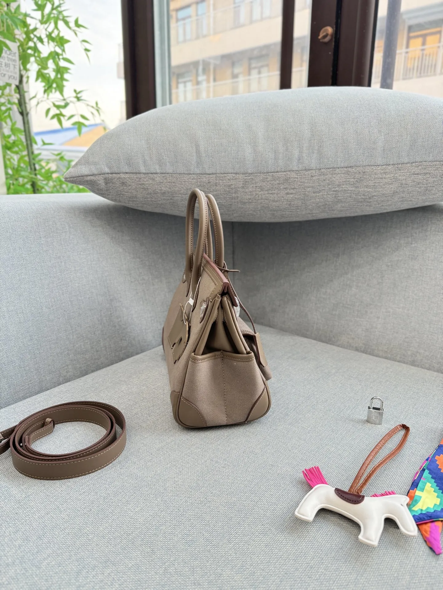 头层牛皮大💰315 头层牛皮小💰305 size:30×21/25×20 HERMES爱马仕 Birkin 帆布拼皮 铂金包手提包 拼接设计很特别 容量也够大,日常用很方便 背上就是温柔又利落的风格 包包风格休闲工装,日常穿搭都能hold住👍🏼 Cargo是真好用!!! 张惠妹爱不离手的Cargo