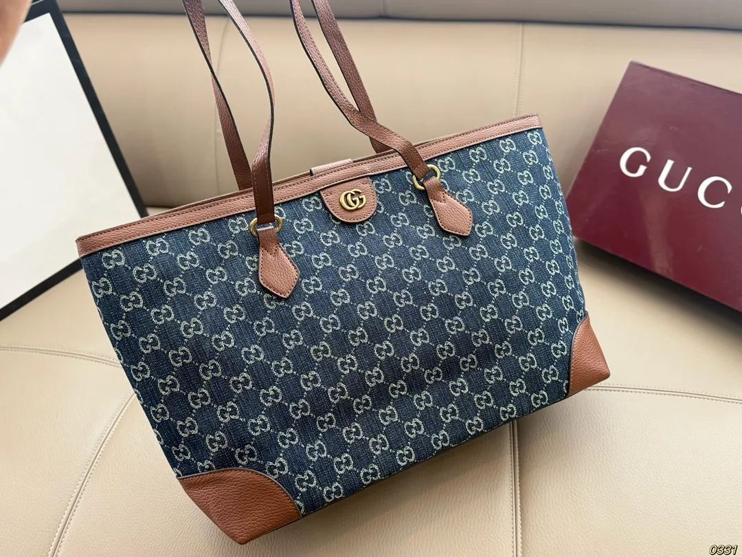 ¥125 酷奇 Gucci托特包 质感很高级 容量超级大也很耐用 日常出街背它回头率百分百 就是这种随性慵懒感 尺寸37 28