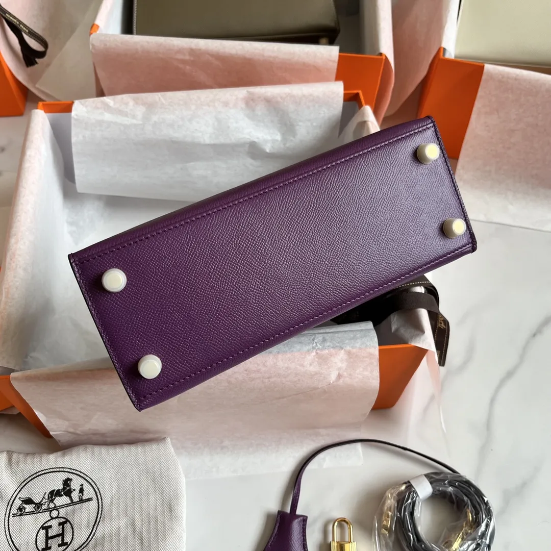 💰328包邮‼️ 25掌纹凯莉 海葵紫 升级版掌纹Kelly‼️ 版型无可挑剔 走线工整细致 让人爱不释手的Epsom掌纹皮 细纹皮料 自重轻 却很耐造硬挺 容易打理 手工烫印logo 25尺寸属于黄金尺寸 配上肩带就能解放双手 全套礼盒包装‼️