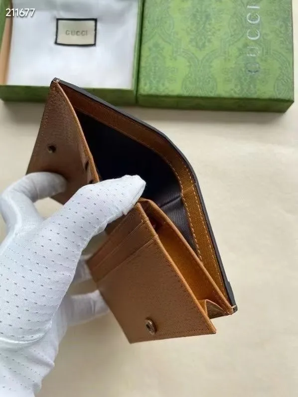 💰105包邮‼️ 原版品质 对花整齐🔥🔥##款号：602534# 米奇为这款GG钱包增添灵动之气，浅棕色皮革滚动细节接一步营造复古风，富有传奇迪斯尼金典形象已彩色绣花、刺绣贴饰或提花图案💐💐尺寸: 11*8.5*2.5