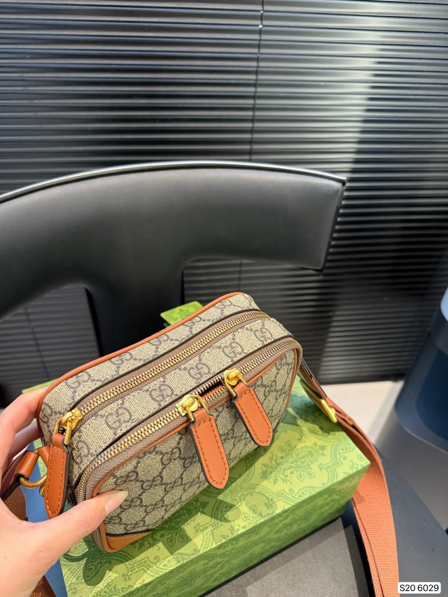 P150 Lv男士邮差 男包分享0LouisVuitton单肩包 路易威登LouisVuitton比起非常火邮差包这一款lv男士单肩包可以说非常低调了，这款呢低调稳重，日常休闲也搭得来也可斜挎尺寸18.5 13 货号6029