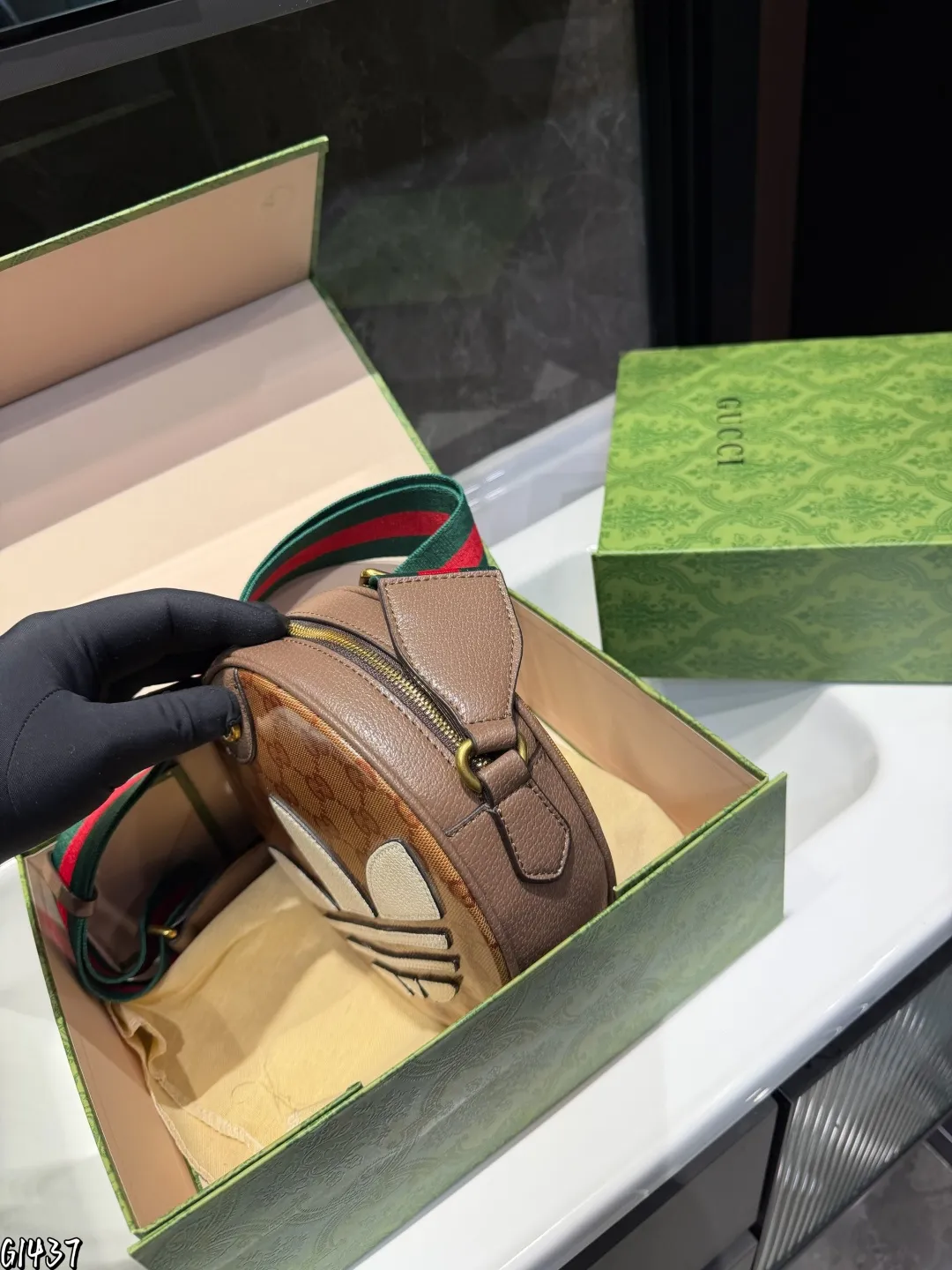 ❤️p130(礼盒包装)❤️ gucc!酷奇 今年圆形包比较多,考虑到容量的话老花家圆饼包是个不错的选择哦,可以说内外兼修啦圆饼包颜值高实用性真的不赖的尺寸20.6.20