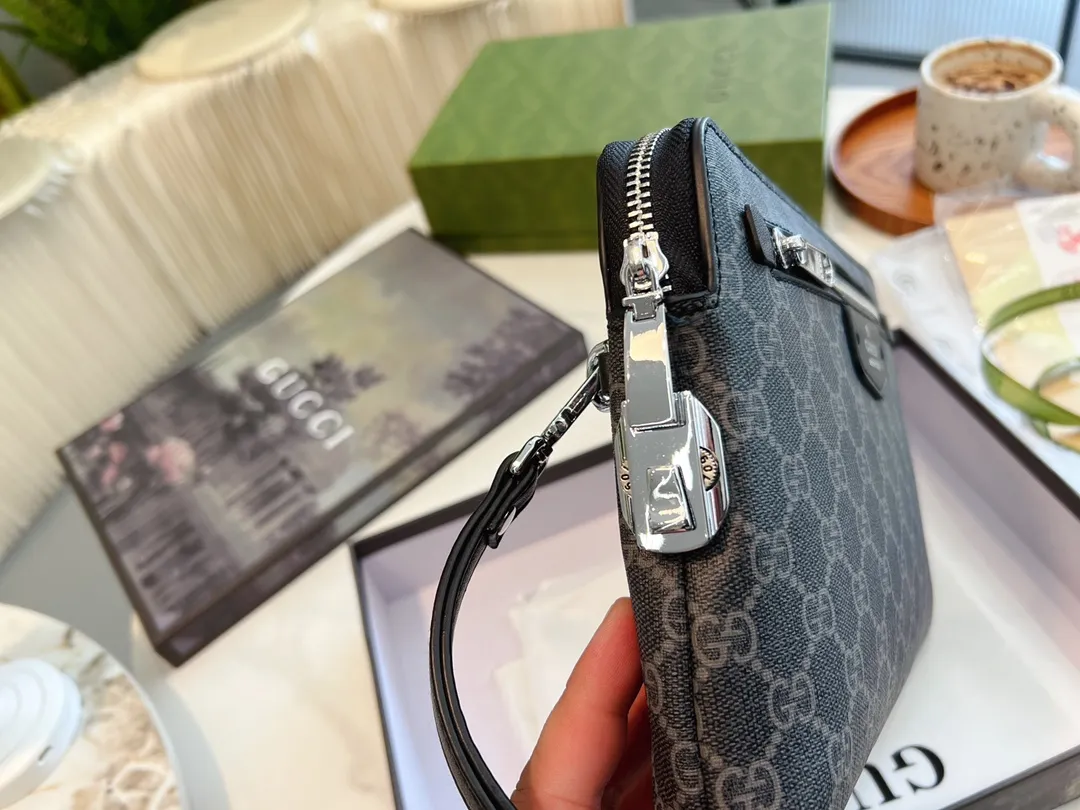 ❤️p135（礼盒包装）❤️配牛皮 gucci 男士经典手包 细节实拍这个应该是古驰男士手拿包里面卖的最好的产品之一了第一是因为外表颜值~整体经典第二是因为大小宽度，非常能装东西 车钥匙、家里钥匙，大串大串地都没问题~日常办公材料啊甚至鼠标也是可以的! 性价比特别高~非常推荐!尺寸28.18