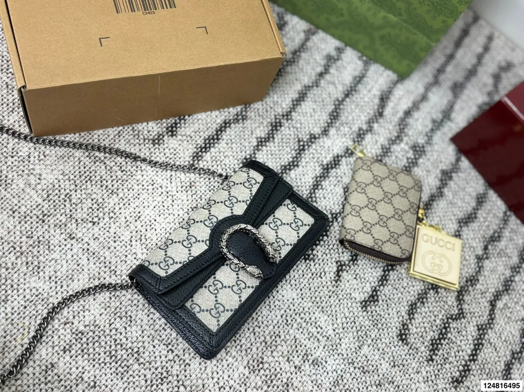 p165 配折叠礼盒 Gucci 新配色 燕麦色 Nano 酒神 新品 Zp售价¥27,400 如果包包只能选一个你们就买这个迷你酒神就可以了 我给你们种草图 看看他有多a多飒 女孩的本命包 复古系列更让年轻女孩们心动💓 装不了东西没关系 好看就行了!! 尺寸:17*10