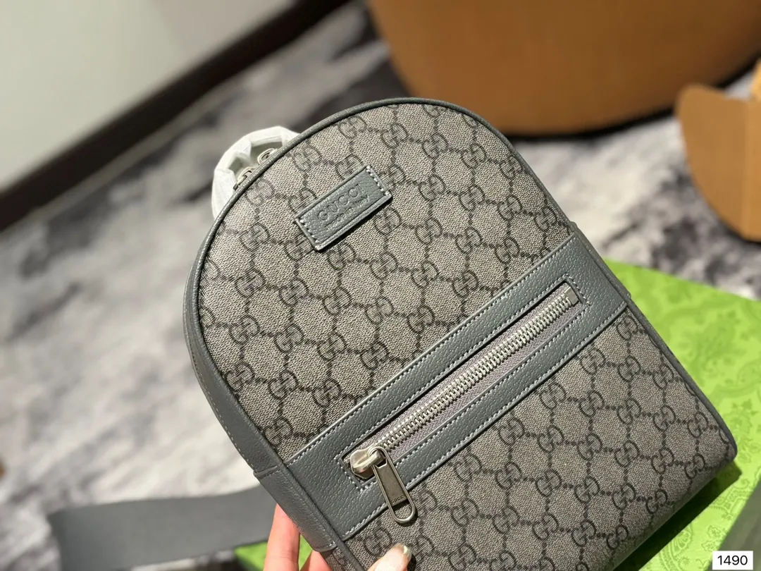 p165 礼盒包装 男包分享gucci gucci 比起非常火。这一款古奇男士单肩包可以说非常低调了國 老花的，这款呢低调稳重，日常休闲也搭得来也可斜 尺寸20.28
