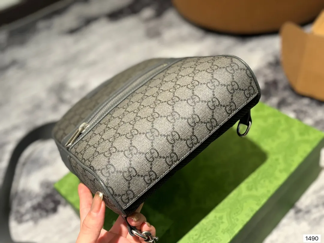 p165 礼盒包装 男包分享gucci gucci 比起非常火。这一款古奇男士单肩包可以说非常低调了國 老花的，这款呢低调稳重，日常休闲也搭得来也可斜 尺寸20.28