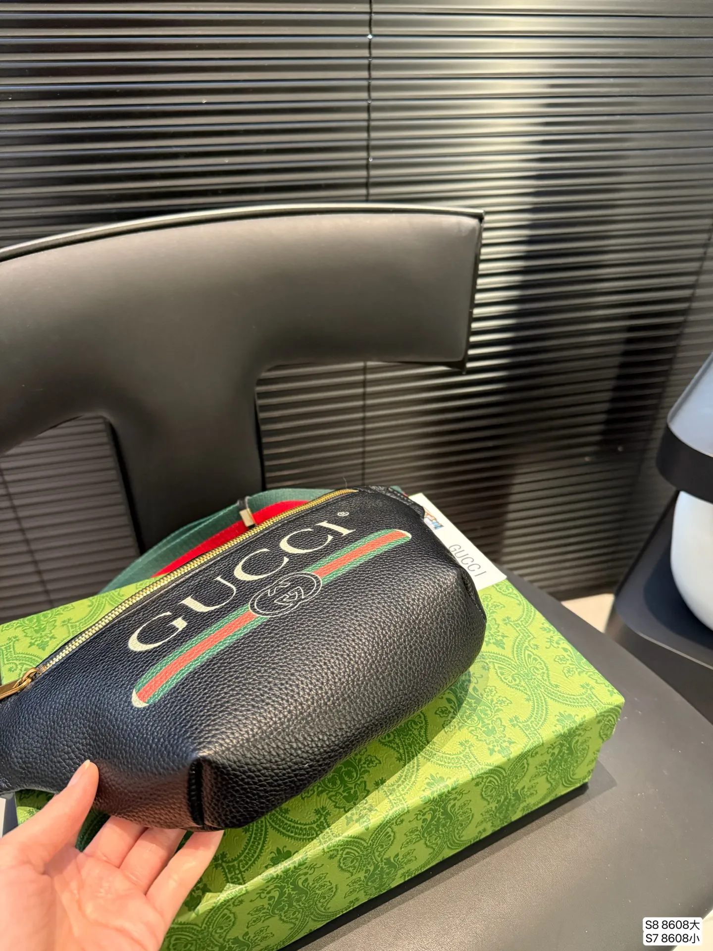 大号P90 小号P85 酷奇胸包 今年腰包胸包真的超级火 hot到不行的腰包|经典大牌明星同款 胸包重回时尚圈也不是一天两天的事情了,但没想到的是竟然越来越火 胸包不仅仅只是满足功能性的需求 更是为你的时髦度添砖加瓦 要说胸包最大的优点就是解放双手 把它挂在胸前百搭无压力 超多时髦的人都用它来凹造型了尺寸:大号38 23 小号31 17 货号8608