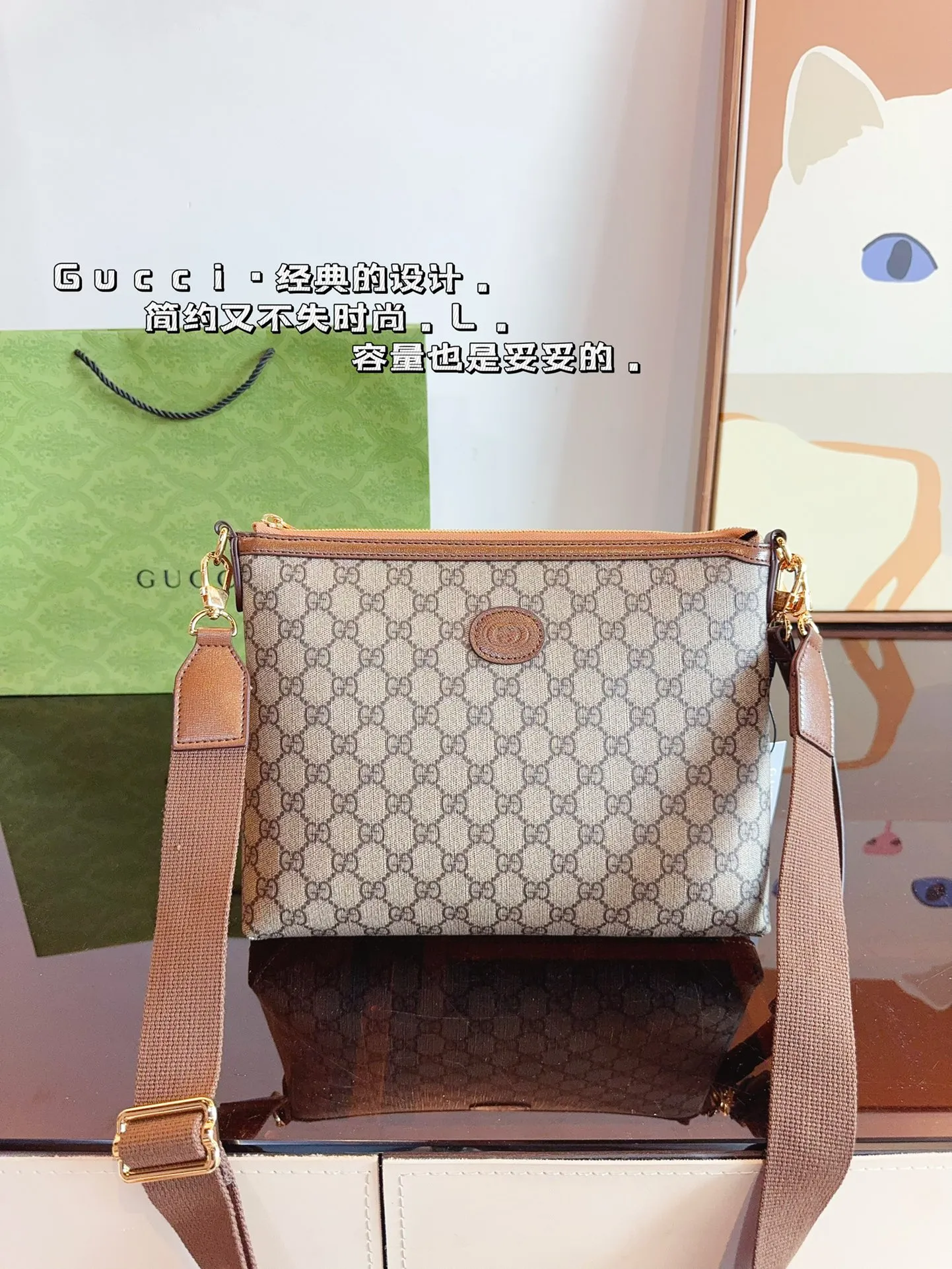 P160 GUCCI酷奇ophidia斜挎包. GG男包来咯～ 随着时间成长，压花也是经久耐看且永不过时的元素 这款包包造型小巧，依旧是复古的调性，方方正正的包型很好搭配衣服，可斜挎可作为手拿包，日常休闲和商务场合都可以驾驭，撞包率也很低，包身整体也很轻便，简约低调有质感尺寸：26*3*23cm