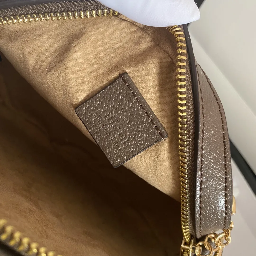 实拍#💰160 型号:550618咖 尺寸:18*18*4.5 GG Ophidia 系列圆饼好可爱 圆圆造型➕红绿织带!小巧玲珑 可以装的下plus的包包💕 此款肩带为链条配皮