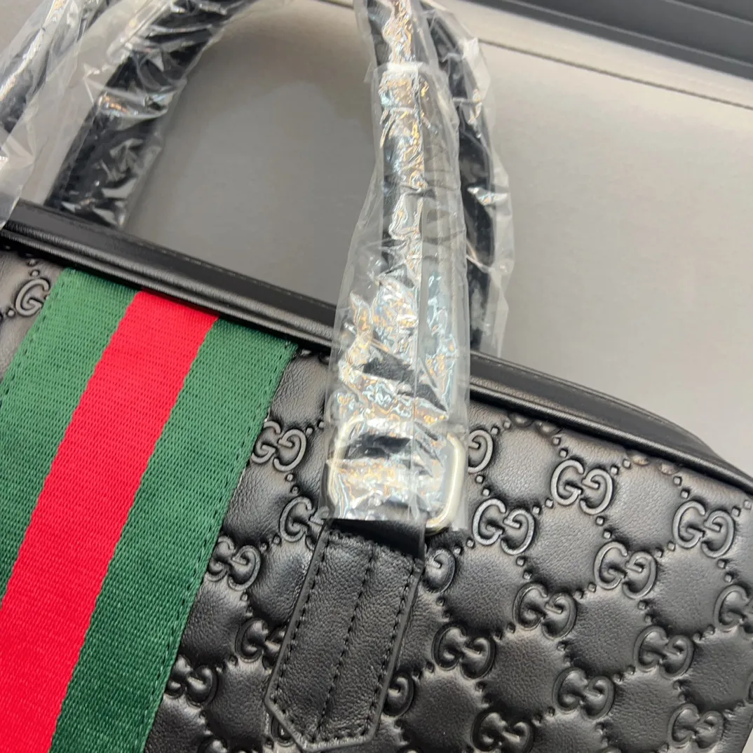 P170 Gucci 古奇 新款牛皮男包公文包 手提包 电脑包 采用精湛镶嵌细工 经典百搭 实物拍摄 原厂原版面料 配送防尘袋 29 x 38 cm。