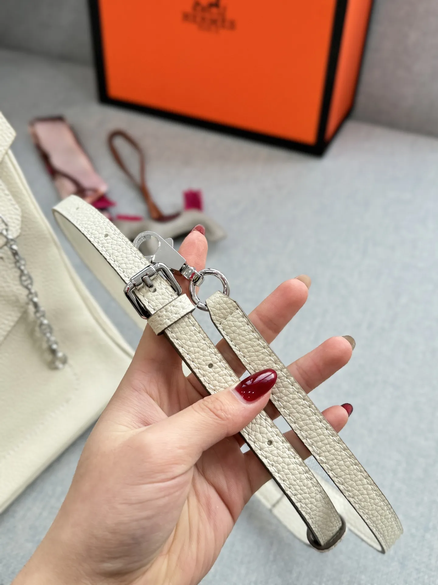 头层牛皮大💰285 头层牛皮小💰265 size：30&times;21.5/25&times;19 HERMES爱马仕 Birkin 机车摇滚风 铂金包手提包 荔枝纹 复古灵魂！口袋拉链牛皮铂金包超迷人 被我挖到宝了！这款中古款口袋拉链头层牛皮铂金包，满满的岁月韵味。 头层牛皮柔软又耐磨，纹理尽显质感。独特口袋拉链设计，方便实用还增添设计感。 背上它，瞬间变身复古女郎，日常通勤、约会出街，轻松成为焦点，简直是提升气质的神器。