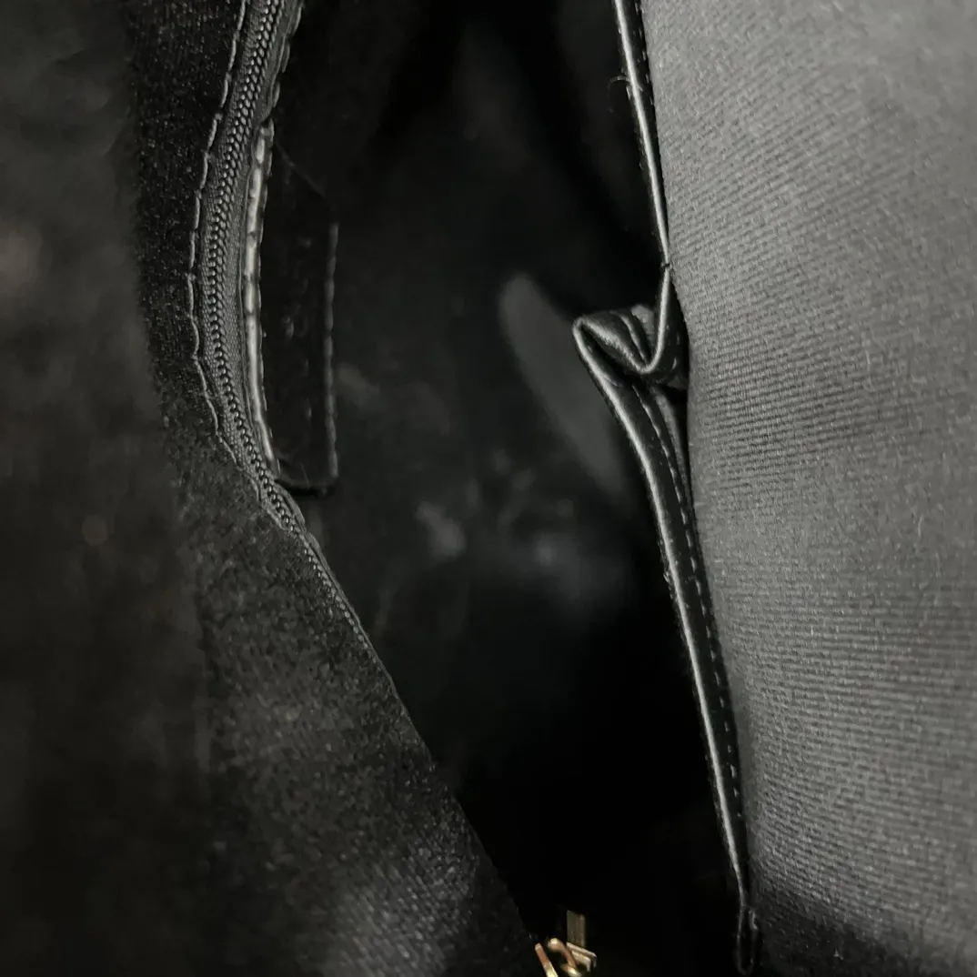 P160 Gucci 古奇 牛皮男包公文包 手提包 电脑包 采用精湛镶嵌细工 经典百搭 实物拍摄 原厂原版面料 28 x 25 cm。