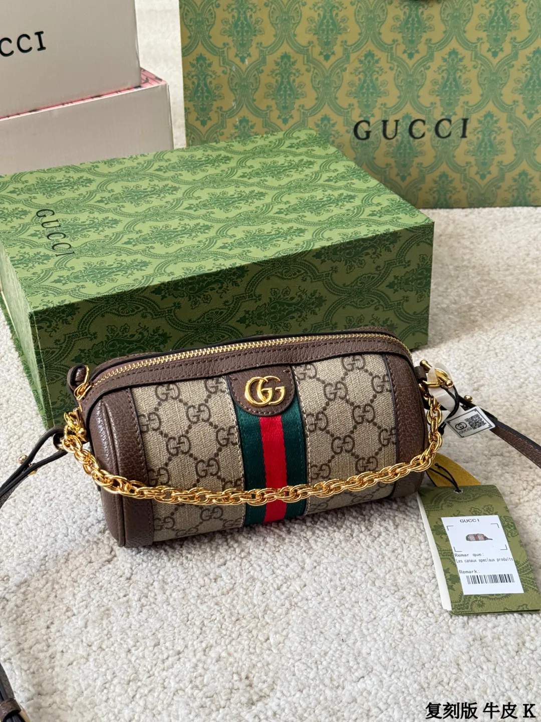复刻版 牛皮 p135 Gucci Ophidia 系列圆筒包 Gucci Ophidia圆筒包，米色乌木GG Supreme帆布+棕色皮革滚边，红绿织带+金色配件，复古感满满！18.5x10x10cm18.5x10x10cm，小巧可爱，通勤出行都很适合 。两条可拆卸肩带，链条or皮质随心切换，拉链开合更安全。内部虽小但能装下日常小物，实用又有辨识度
