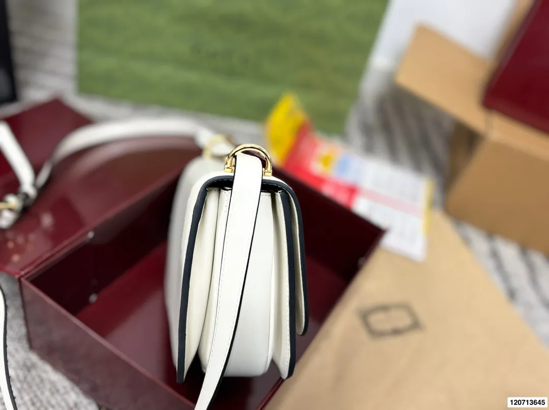 p185 礼盒包装 Gucci Siena系列背包延续了Gucci经典马衔扣这一标志性元素的演变。这款肩背包选用精细光面皮革匠心打造,挺括造型融蕴源自20世纪70年代的半马衔扣搭扣设计细节。搭配金色调配件,内部衬里设有三层接档与一个拉链口袋。 尺寸22.17