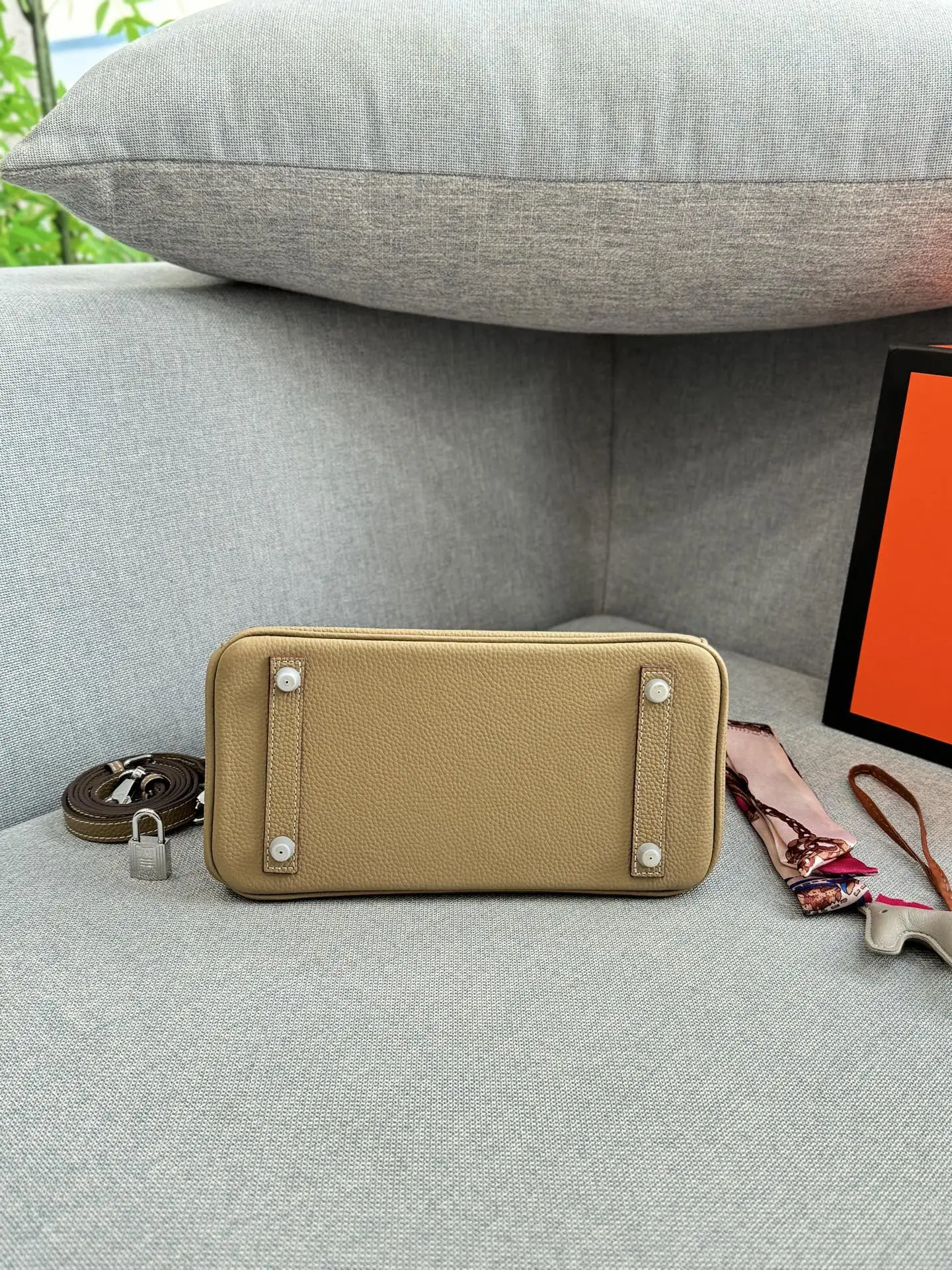 头层牛皮大💰285 头层牛皮小💰265 size:30×21.5/25×19 HERMES爱马仕 Birkin 机车摇滚风 铂金包手提包 荔枝纹 复古灵魂!口袋拉链牛皮铂金包超迷人 被我挖到宝了!这款中古款口袋拉链头层牛皮铂金包,满满的岁月韵味。 头层牛皮柔软又耐磨,纹理尽显质感。独特口袋拉链设计,方便实用还增添设计感。 背上它,瞬间变身复古女郎,日常通勤、约会出街,轻松成为焦点,简直是提升气质的神器。