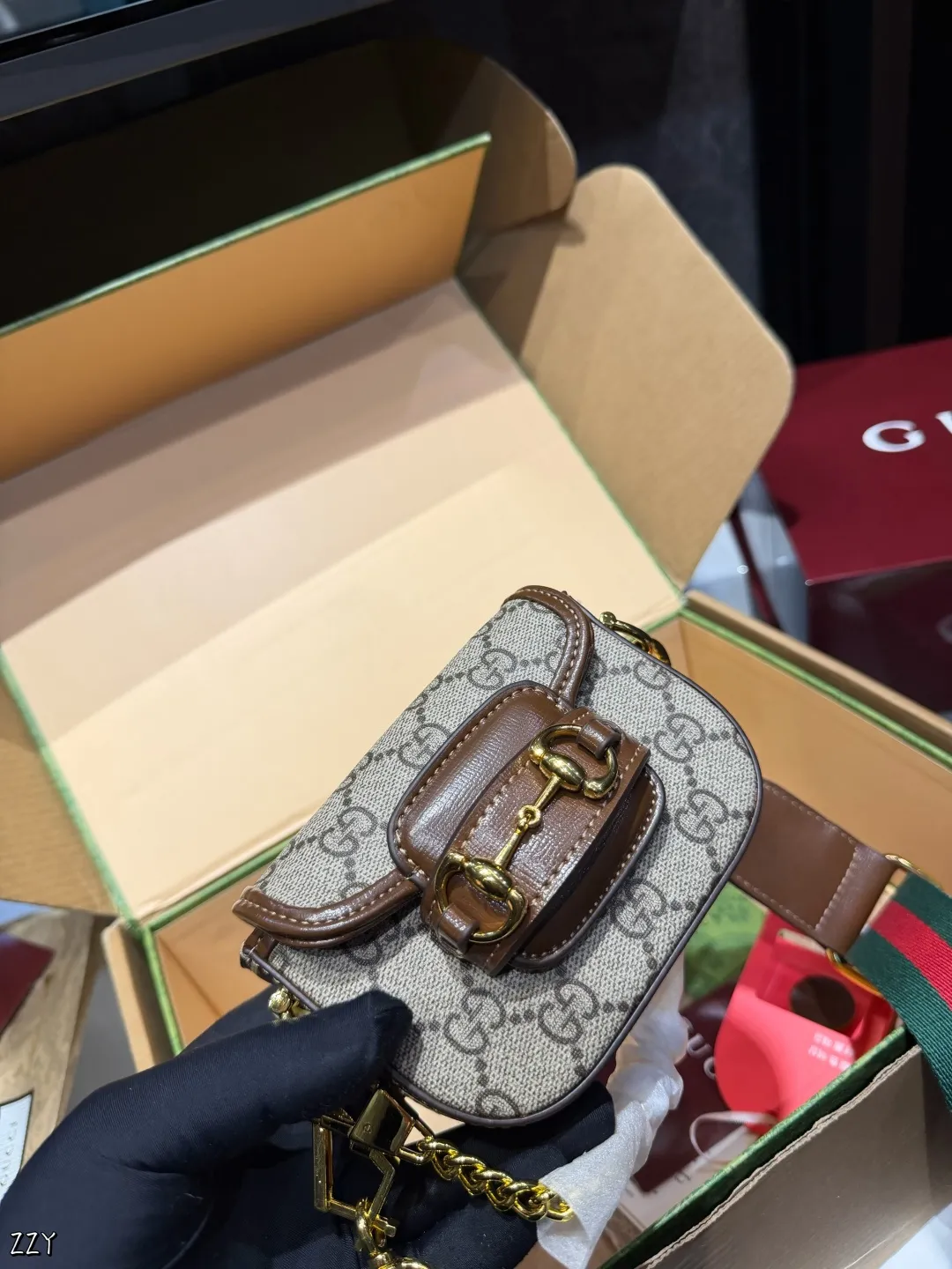❤️p125(礼盒包装)❤️ 女明星推荐Gucci horsebit1955超mini马 鞍包这个包有两条肩带,一条链条带.一条经典红绿织带!专柜常青藤稳稳的马衔扣、出一个火一个超mini马鞍包更为无敌友好的Size~最牛B的超贴心设计两条肩带任意搭配!实在太屌了!不后悔系列闭眼剁手买~12*4*9cm