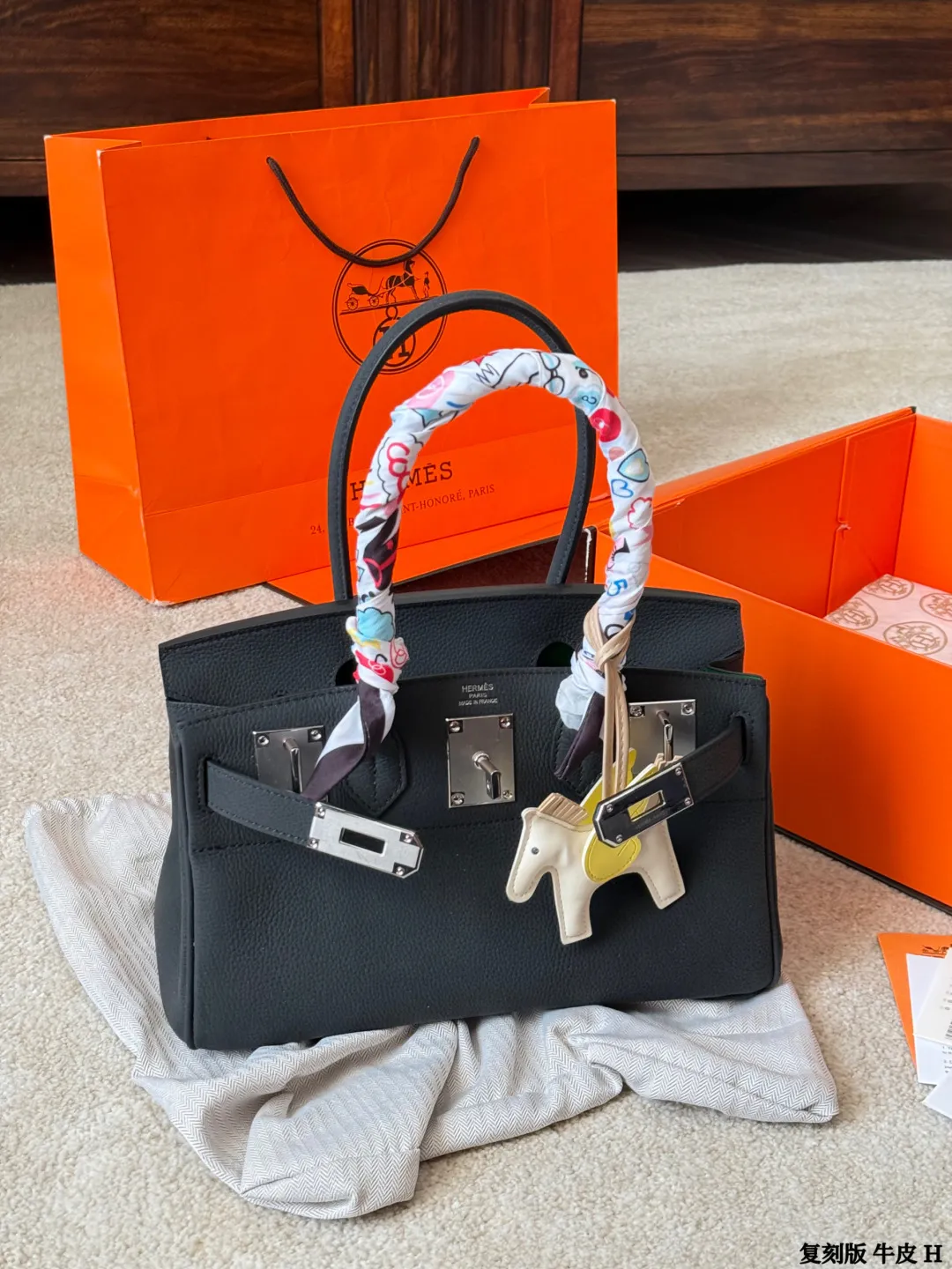 复刻版 头层牛皮 p330 Hermes 爱马仕|Birkin 铂金包 独家经典火爆出货 纯皮 里外纯皮!集万千宠爱与一身 爱马仕·birkin铂金包 专柜万年不下架 原厂激光五金 各路时尚主播/网红/明星不离手 气质女神爱不释手必备法宝 各种百搭 处处体现时尚品味 畅销多年 新版本新工艺 选材结实有型且皮质超软 里外全皮 油边/走线/五金媲美专柜 注目精湛工艺 感受工匠神韵 品质如图 市场最高版本 随意出入专柜无压力 女神包抓紧购 阳光下颜色偏浅 室内光线暗会深一些 这是常识哦 尺寸:30cm