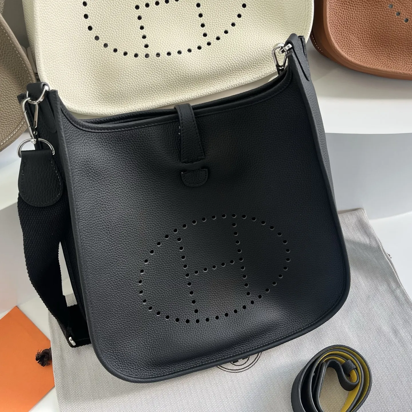 定制版29厘米💰258包邮‼️礼盒➕20 伊芙琳29cm慵懒的刚刚好! 都说这个包冷门,但实物真的越耐看 ,这款更休闲更飒,百搭随性,简约大气的慵懒感一下子拿捏住了!实用主义者必备大包!容量太nice啦👍 贴心的宽肩带可以减轻重量,放松肩膀~ 多种背法,男女都可驾驭! 更加适合高个子宝宝哦~随意一挎就能出门 尺寸:29×30×8cm