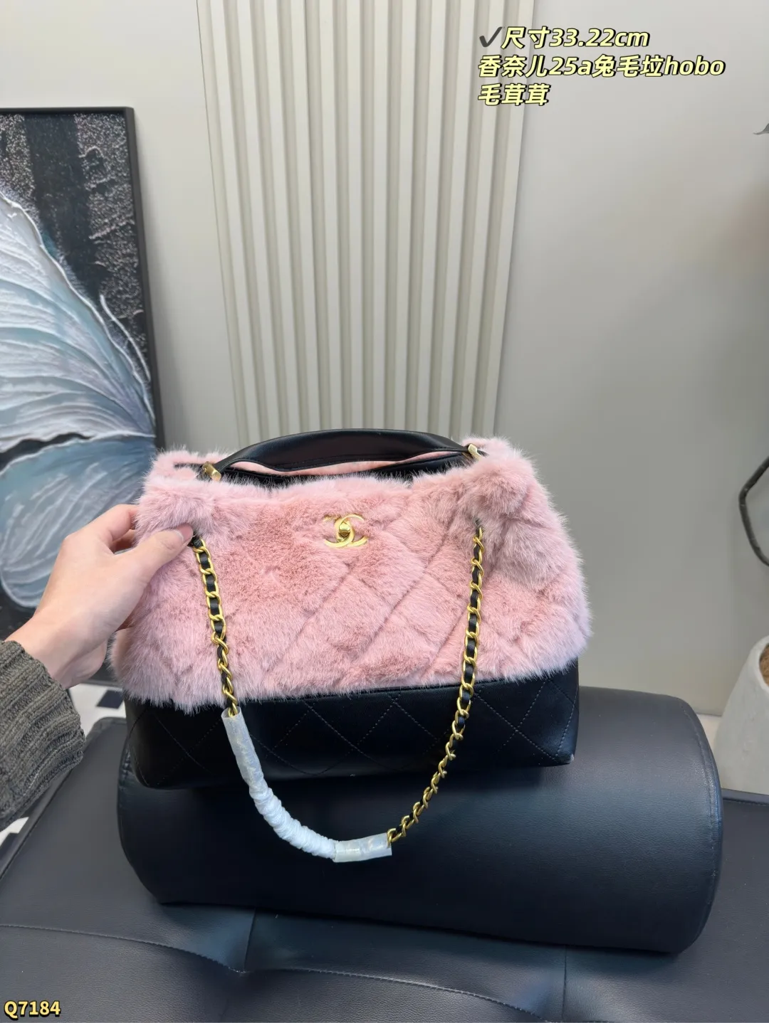 💰200 尺寸33.22cm 香奈儿25a兔毛hobo托特 25A高级手工坊上新 有点东西 早早被预告吸引的一只包包👜 收到实物真的太惊艳了 单肩手提怎么背都好看 而且巨轻! 这个尺寸150+以上身高都可以背! 秋冬搭大衣 巨时髦 太适合凹造型了