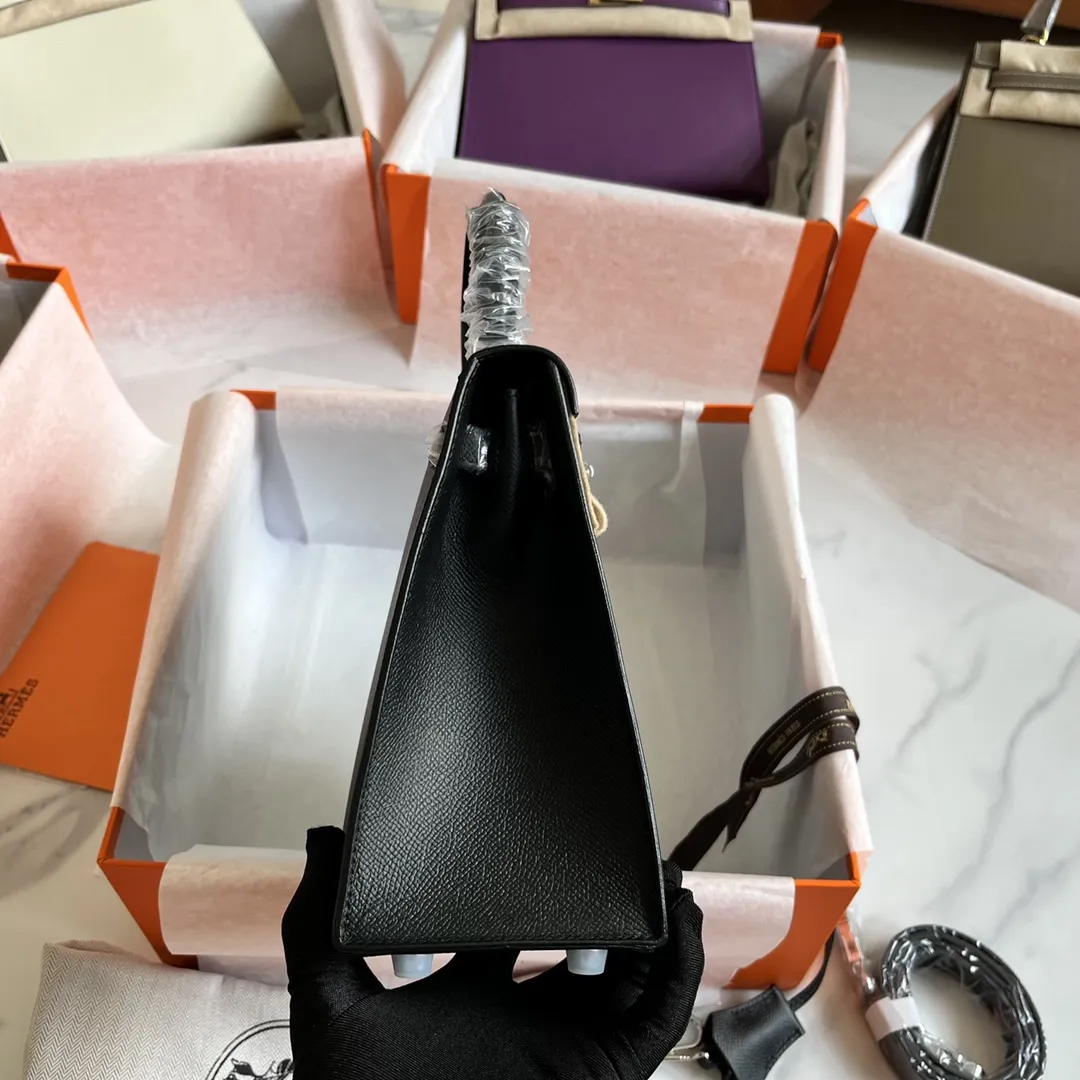 定制版💰328包邮 25掌纹凯莉 黑色 升级版掌纹Kelly‼️ 版型无可挑剔 走线工整细致 让人爱不释手的Epsom掌纹皮 细纹皮料 自重轻 却很耐造硬挺 容易打理 手工烫印logo 25尺寸属于黄金尺寸 配上肩带就能解放双手 全套礼盒包装‼️