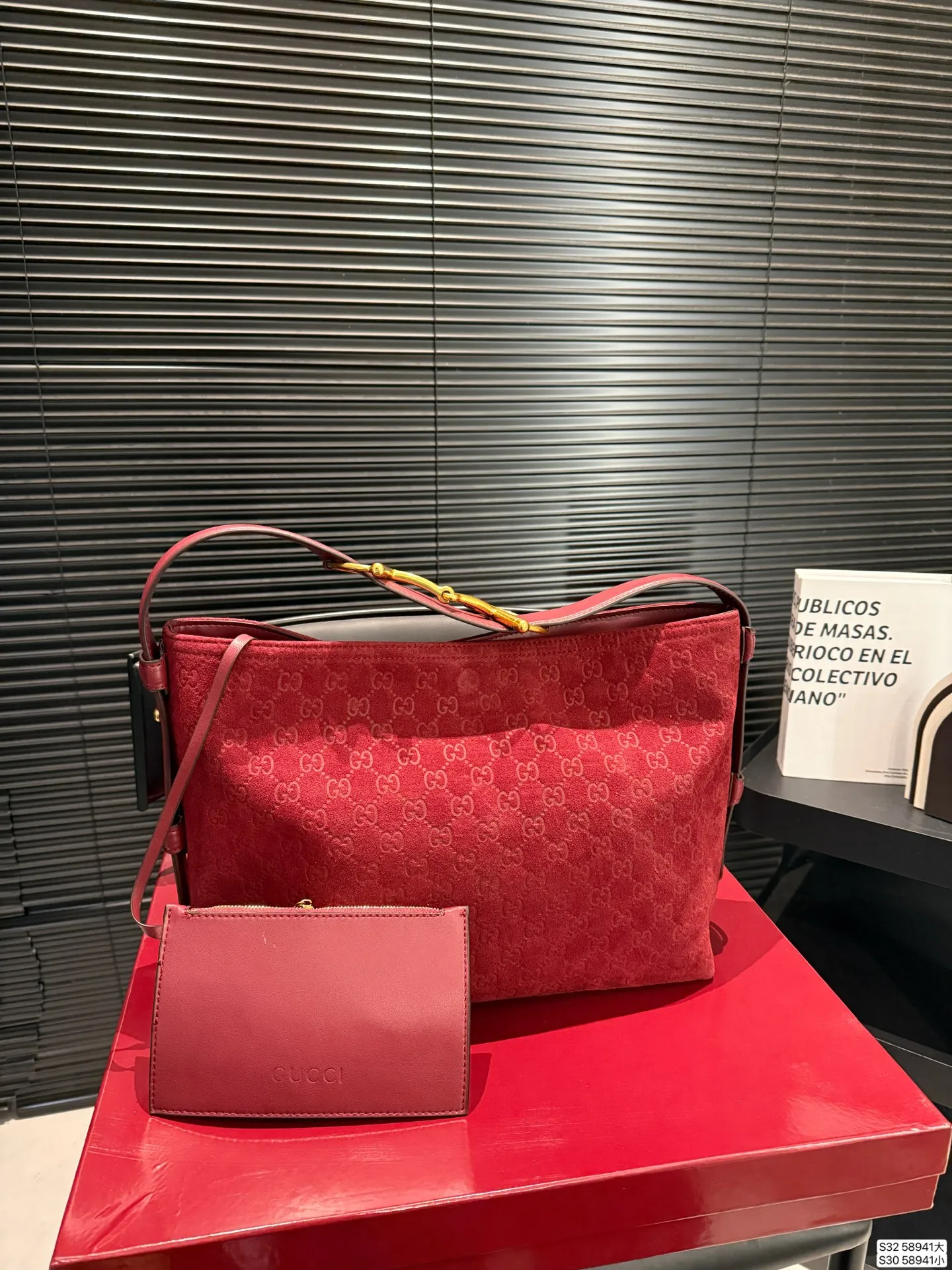 大号P210 小号P200 配盒子 纯皮酷奇Gucci Beatrix 【Gucci bestrix咖啡棕 轻享随行】✨ ▪️ 一抹浓郁咖啡色 沉淀时光的温柔 搭配秋冬焦糖系穿搭 自带高级滤镜 举手投足皆是质感 ▪️ 超轻量设计 重量仅如一部手机 肩颈自在无负担 通勤赶车步履生风 逛街出游轻如 尺寸大40 35 小34 27 货号58941