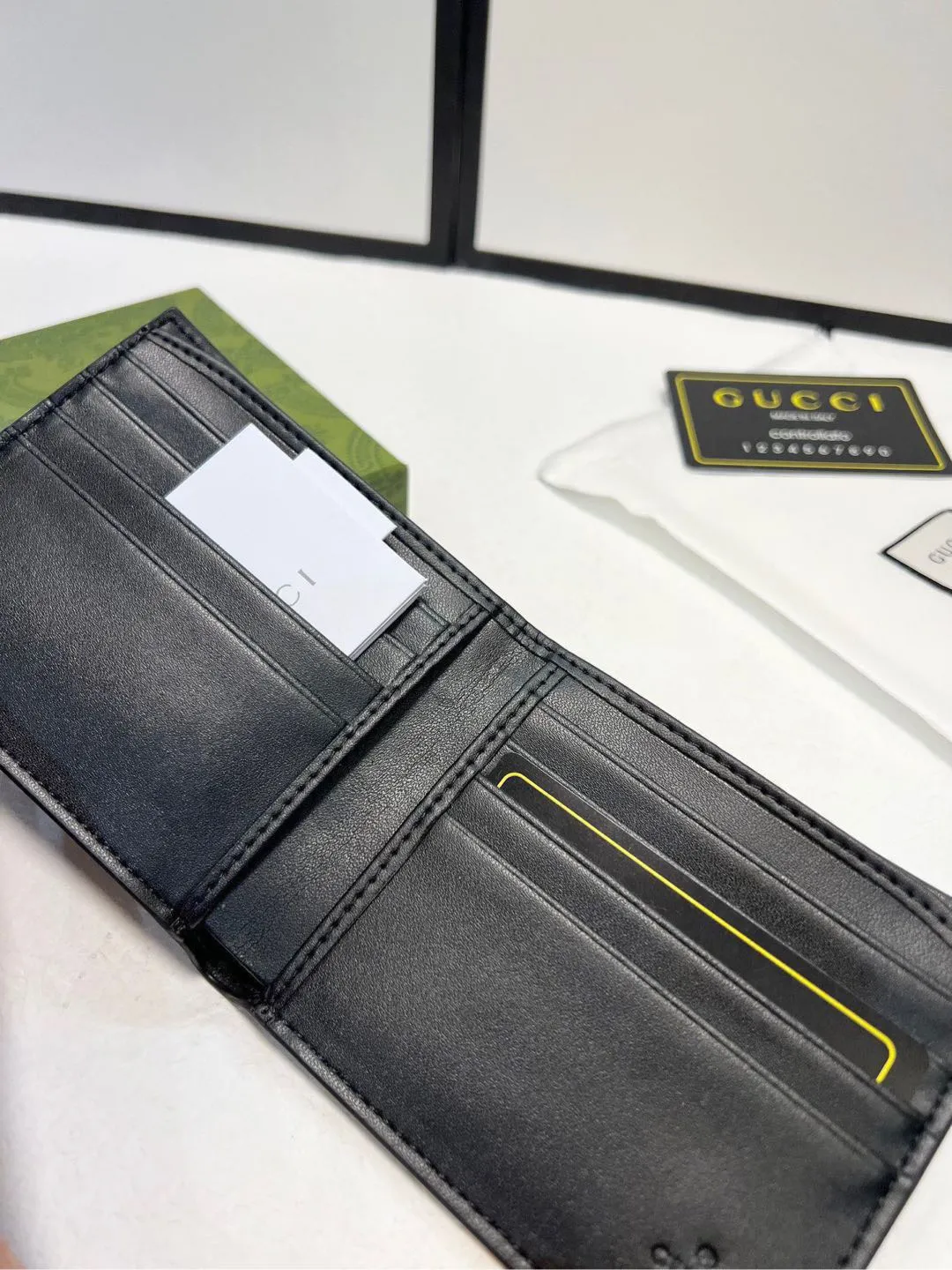 P70🎀颜色 黑 咖🎀尺寸 11x10🎀型号 451268🎀GUCCI最新爆款印花短夹钱包🐝小蜜蜂出货，官网同步🔥火爆登场🔥精致手工制作