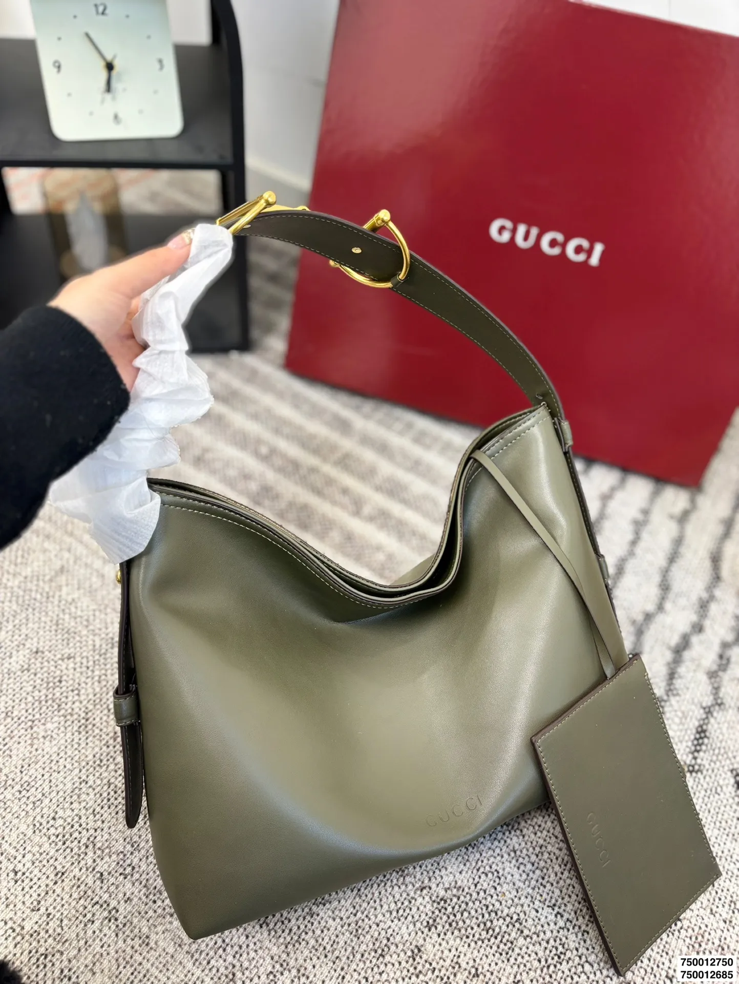 大号P190 小号P185 配盒子 酷奇Gucci Beatrix 【Gucci bestrix咖啡棕 轻享随行】✨ ▪️ 一抹浓郁咖啡色 沉淀时光的温柔 搭配秋冬焦糖系穿搭 自带高级滤镜 举手投足皆是质感 ▪️ 超轻量设计 重量仅如一部手机 肩颈自在无负担 通勤赶车步履生风 逛街出游轻如 尺寸大39 36 小34.5 28