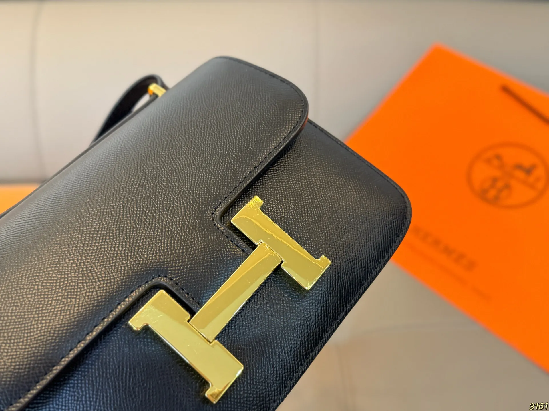 ¥135/¥125配盒 爱马仕Hermes 轻奢康康包性价比超高的经典搭配王 今天给大家推荐hello家的康康包,颜值超耐打,经典又百搭! 拍照出来也是满满的高级感,很容易凹造型~ 包包的容量也很nice,完全能满足日常的需求 尺寸24 16/19 14