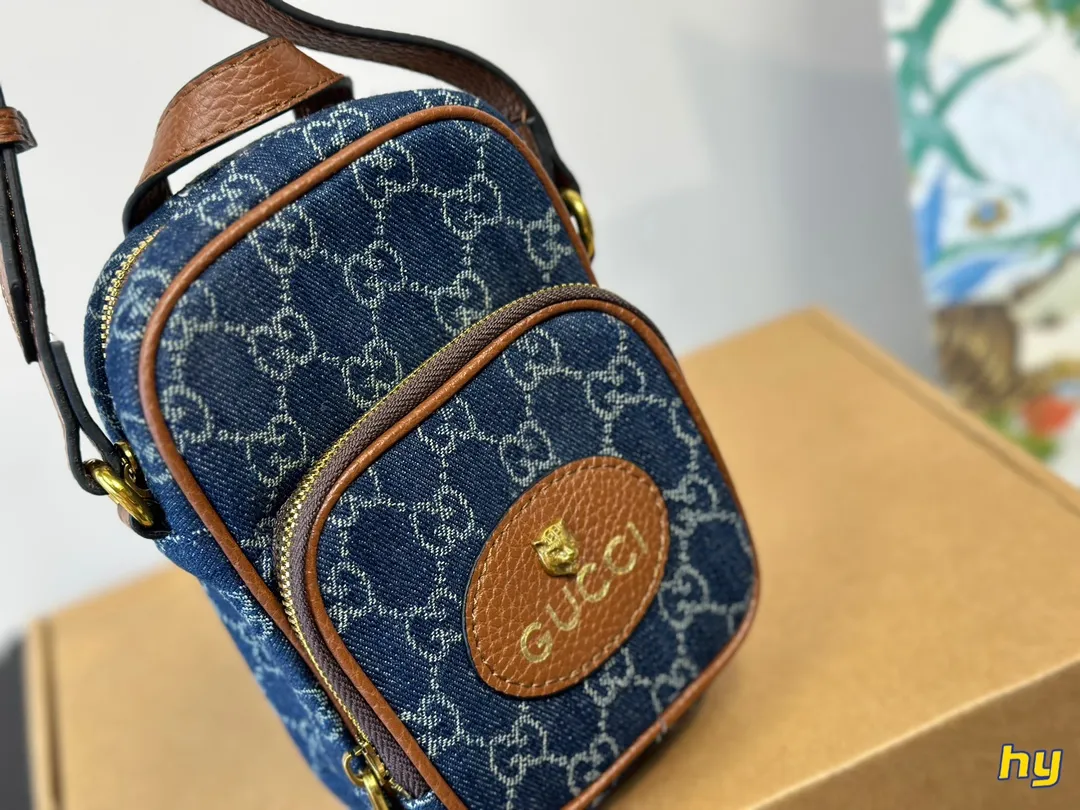 ¥145全套包装 报告!GUCCI虎头手机包真是太太太可爱了吧 怎么能拒绝x这么一只可可爱爱的小包包呢 GUCCI新出的虎头手机包真是一眼就爱上延续经典的虎头系列 搭配柠檬黄的手柄真的要太夏天老花配色也永远不会过时 最主要性价比真的不要太高!别看是一只手机包容量非常乐观我手机是iphone11promax完全可以装入还有多的空间放纸巾 钥匙等 虽然是男包 女生也完全可以驾驭 推荐推荐!12*18cm