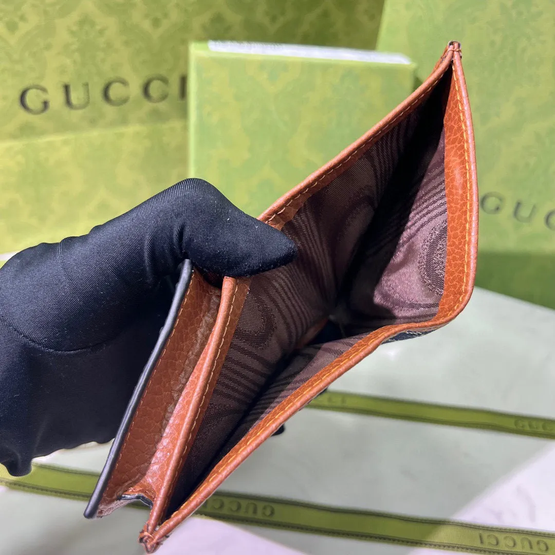 P95🎀品牌：GUCCl 4910🎀颜色： 棕色 🎀尺寸： 11.5*8.5*3🎀全新推出这款由GG Supreme高级人造帆布和棕色皮革材质制成的Gucci 1955马衔扣卡包。该系列采用与手袋一脉相承的双环和长条形设计，这一细节灵感借鉴自品牌的马术本源，是Gucci经典传承之一，也是品牌最具代表性的符号元素之一