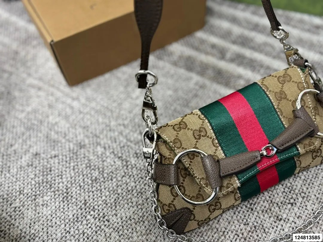 P175折叠盒⚠️尺寸27.13 酷奇GUCCI Horsebit Chain法棍包 经典再现,时尚果然是个轮回 复古的设计加上显眼的马衔扣 是初春到深冬都钟爱的时髦感 多种背法出街,感觉就像在街上走秀! 恰到好处的优雅!