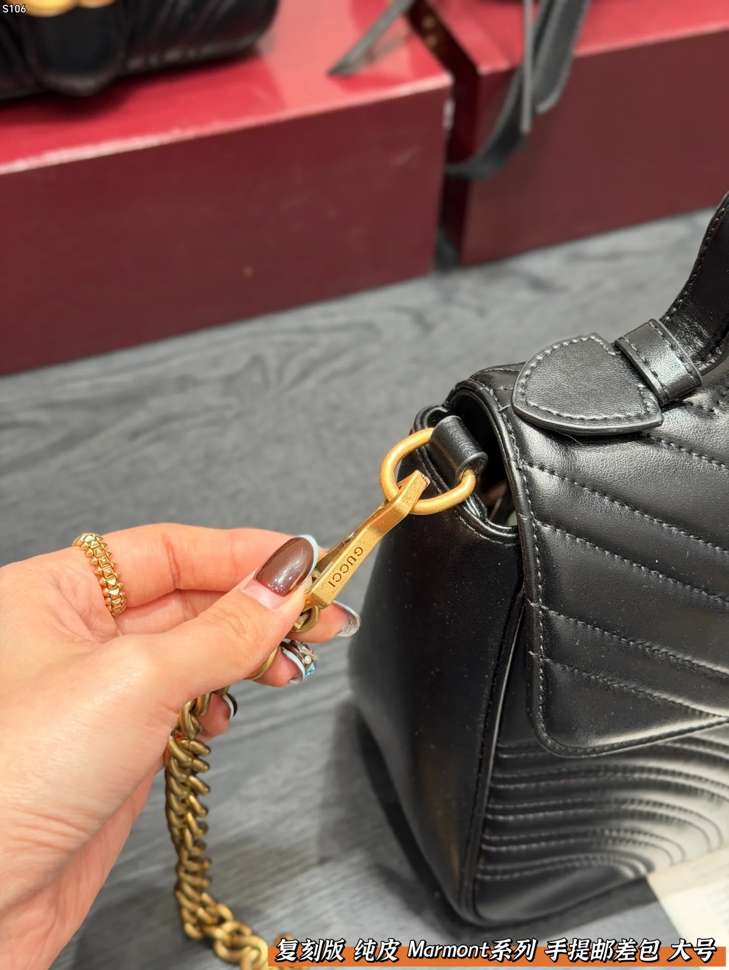 P160 礼盒包装 复刻版 纯皮! Gucci GG Marmont 手提邮差包 链条包包!黑色波浪纹绗缝皮革+金色双G标志,简约又超有辨识度。 手提or腋下背都OK,通勤,出街都很百搭!皮革柔软耐用,容量刚好,日常用品轻松装下。 尺寸 大号27*19cm