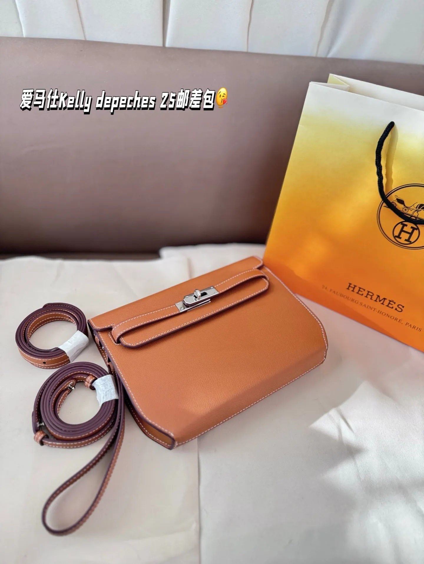 P210 配折叠盒 尺寸25.19cm 爱马仕Kelly depeches 25邮差包包,在Kelly系列里算是很好入手的一款 包包的容量挺大的,日常出门完全够用 3条带子可以自由转换👍