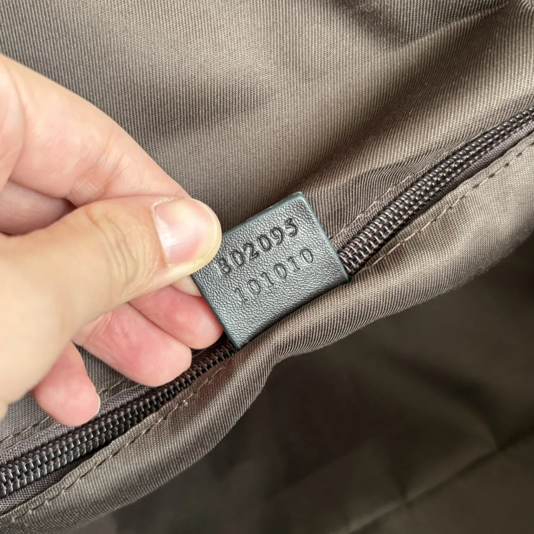 实拍#💰280 款号：802095 尺寸：45/28/24cm 秋冬男士系列经典旅行单品生动展现运动风格。该系列旅行单品采用OriginalGG帆布制作，经典配饰搭配甄选配色，织带和压花标识等精致细节传递时尚气息。这款旅行包以米色和乌木色帆布打造，搭配一个外部口袋、顶部提手和D形环。