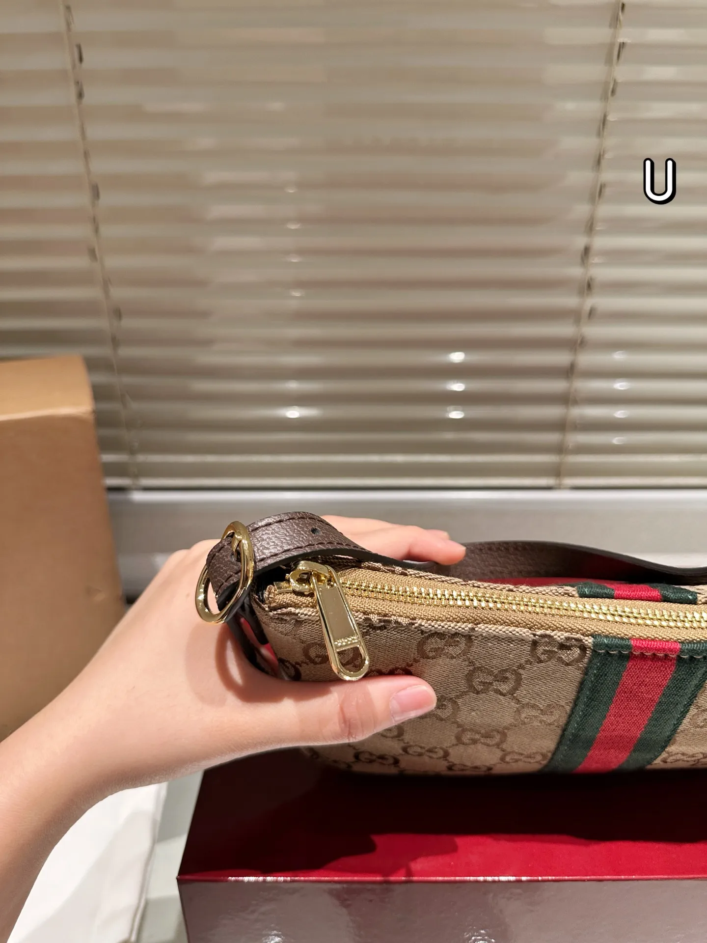 复刻版 P145 Gucci Demna系列迷你单肩包​​ 👜Gucci 迷你单肩包，深棕帆布+双G织带，红绿条纹超有辨识度！复古优雅，迷你尺寸轻便出行，手机钥匙都能装下✨。肩带可调节，单肩斜挎都OK，百搭又实用。灵感来自罗马经典建筑，细节精致，日常通勤或休闲都能轻松驾驭，是Gucci热门入门款，复古控必入！💼 尺寸23.14