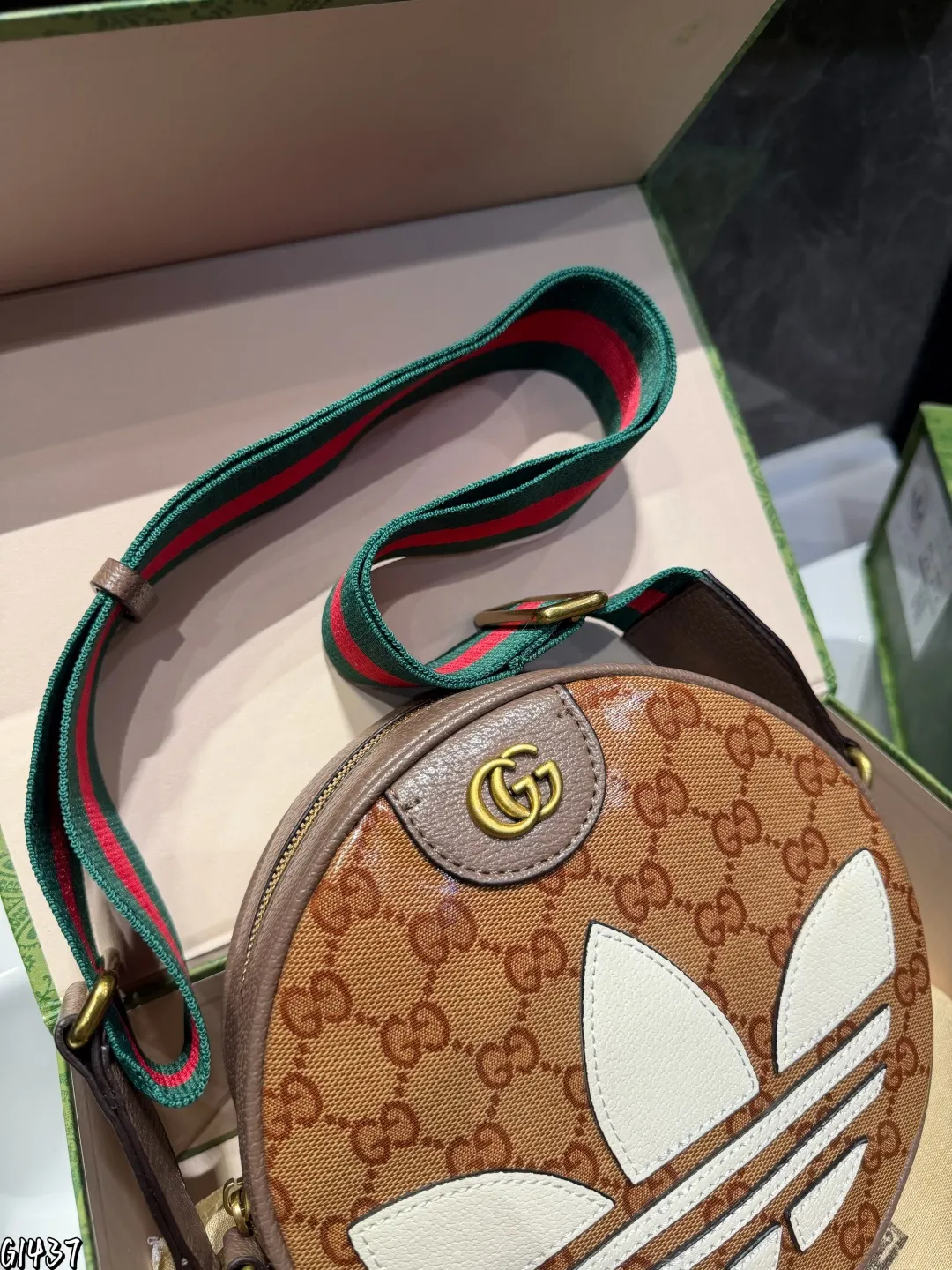 ❤️p130(礼盒包装)❤️ gucc!酷奇 今年圆形包比较多,考虑到容量的话老花家圆饼包是个不错的选择哦,可以说内外兼修啦圆饼包颜值高实用性真的不赖的尺寸20.6.20