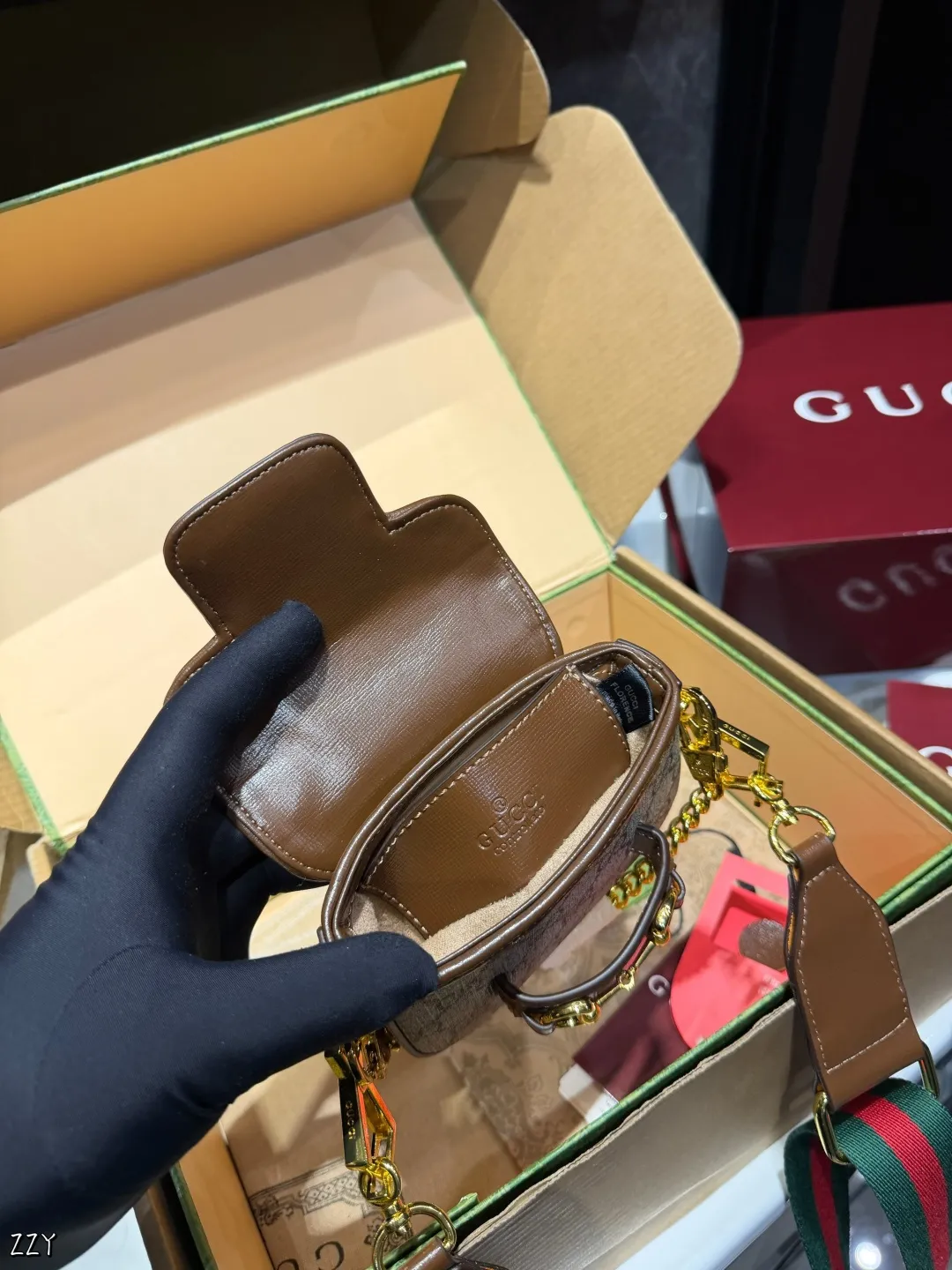 ❤️p125(礼盒包装)❤️ 女明星推荐Gucci horsebit1955超mini马 鞍包这个包有两条肩带,一条链条带.一条经典红绿织带!专柜常青藤稳稳的马衔扣、出一个火一个超mini马鞍包更为无敌友好的Size~最牛B的超贴心设计两条肩带任意搭配!实在太屌了!不后悔系列闭眼剁手买~12*4*9cm