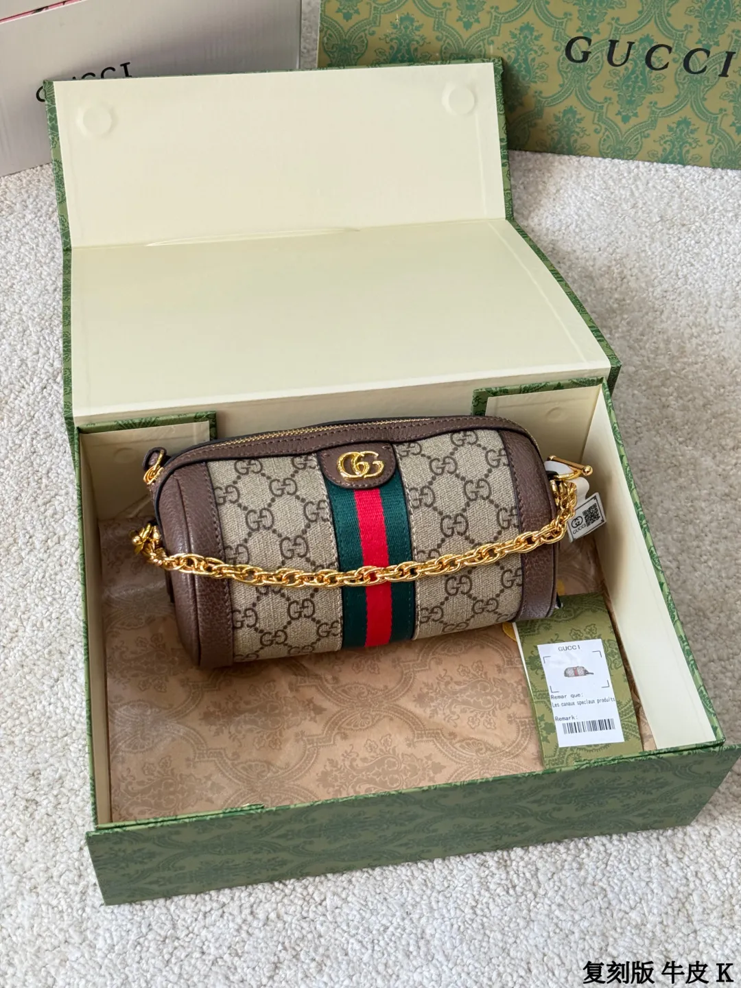 复刻版 牛皮 p135 Gucci Ophidia 系列圆筒包 Gucci Ophidia圆筒包,米色乌木GG Supreme帆布+棕色皮革滚边,红绿织带+金色配件,复古感满满!18.5x10x10cm18.5x10x10cm,小巧可爱,通勤出行都很适合 。两条可拆卸肩带,链条or皮质随心切换,拉链开合更安全。内部虽小但能装下日常小物,实用又有辨识度