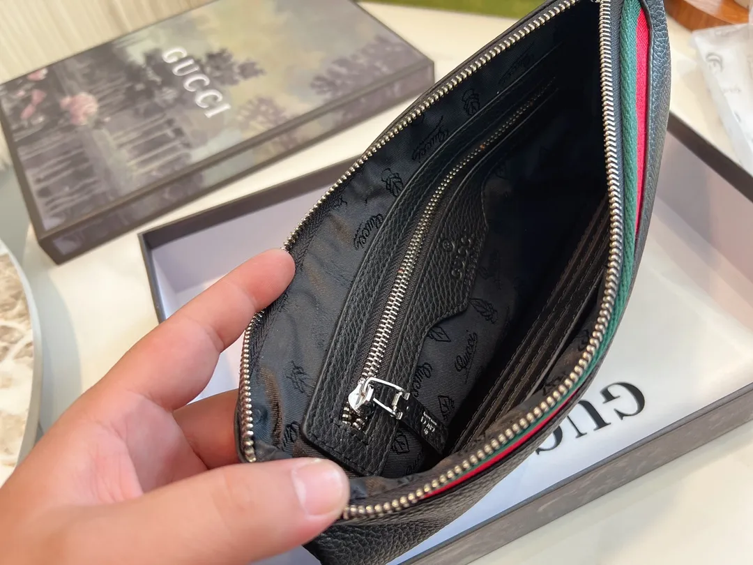 ❤️p150.(礼盒包装)❤️牛皮 gucci 男士经典手包 细节实拍这个应该是古驰男士手拿包里面卖的最好的产品之一了第一是因为外表颜值~整体经典第二是因为大小宽度,非常能装东西 车钥匙、家里钥匙,大串大串地都没问题~日常办公材料啊甚至鼠标也是可以的! 性价比特别高~非常推荐!尺寸28.18