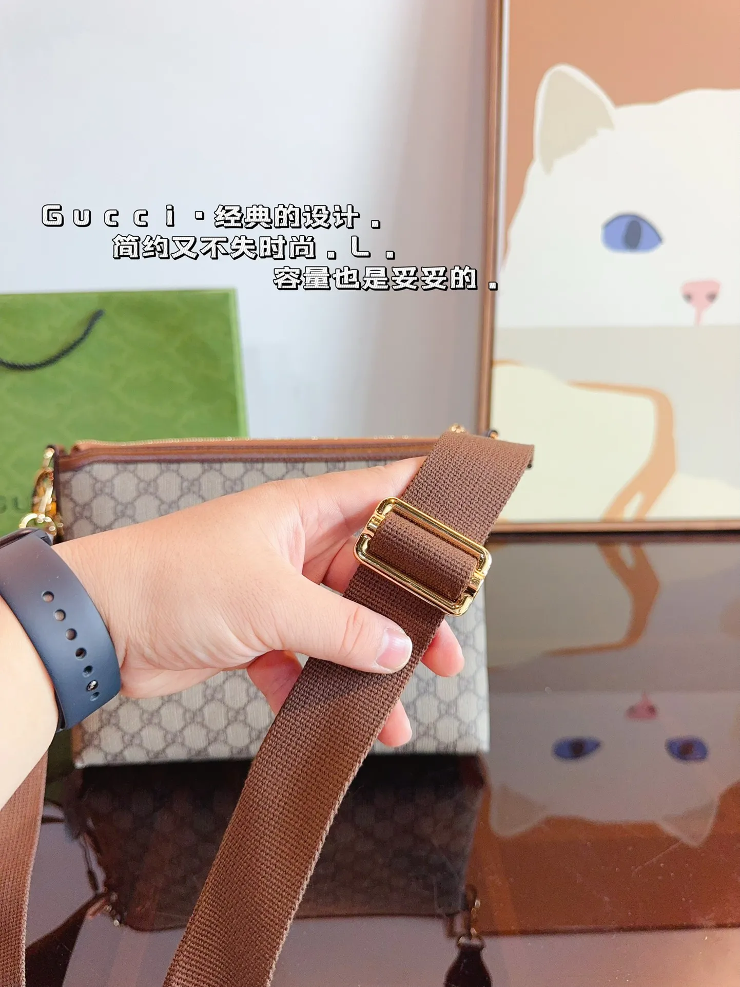 P160 GUCCI酷奇ophidia斜挎包. GG男包来咯~ 随着时间成长,压花也是经久耐看且永不过时的元素 这款包包造型小巧,依旧是复古的调性,方方正正的包型很好搭配衣服,可斜挎可作为手拿包,日常休闲和商务场合都可以驾驭,撞包率也很低,包身整体也很轻便,简约低调有质感尺寸:26*3*23cm