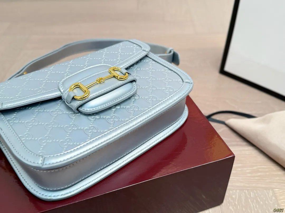 &yen;165折叠盒 Gucci 酷奇1955 &ldquo;她们总是那么复古&rdquo;马鞍包 姐妹同行时，常听人这么说道， 从小耳濡目染，也深陷复古的魅力。 复古在时尚史上向来是重要的一笔 经过时间的检验，愈发迷人， 吸引无数女孩，延续复古风情。 尺寸 25 18