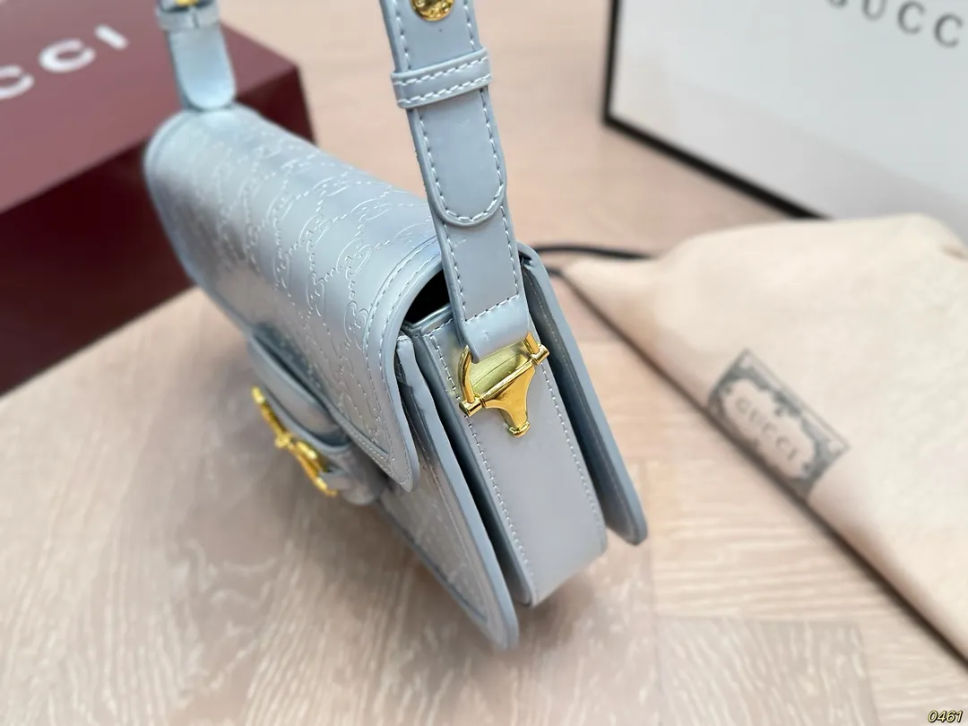 ¥165折叠盒 Gucci 酷奇1955 “她们总是那么复古”马鞍包 姐妹同行时,常听人这么说道, 从小耳濡目染,也深陷复古的魅力。 复古在时尚史上向来是重要的一笔 经过时间的检验,愈发迷人, 吸引无数女孩,延续复古风情。 尺寸 25 18