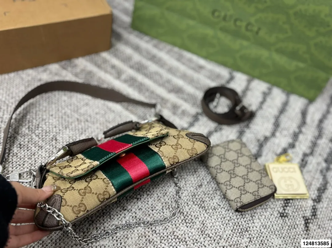 P175折叠盒⚠️尺寸27.13 酷奇GUCCI Horsebit Chain法棍包 经典再现，时尚果然是个轮回 复古的设计加上显眼的马衔扣 是初春到深冬都钟爱的时髦感 多种背法出街，感觉就像在街上走秀！ 恰到好处的优雅！