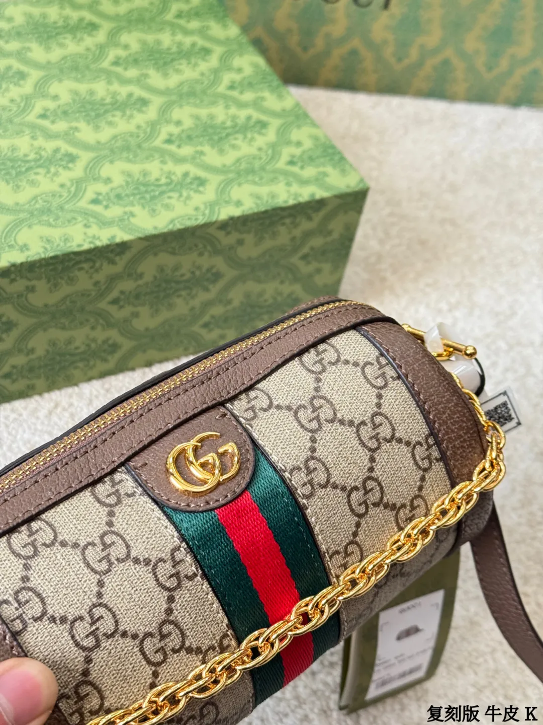 复刻版 牛皮 p135 Gucci Ophidia 系列圆筒包 Gucci Ophidia圆筒包，米色乌木GG Supreme帆布+棕色皮革滚边，红绿织带+金色配件，复古感满满！18.5x10x10cm18.5x10x10cm，小巧可爱，通勤出行都很适合 。两条可拆卸肩带，链条or皮质随心切换，拉链开合更安全。内部虽小但能装下日常小物，实用又有辨识度