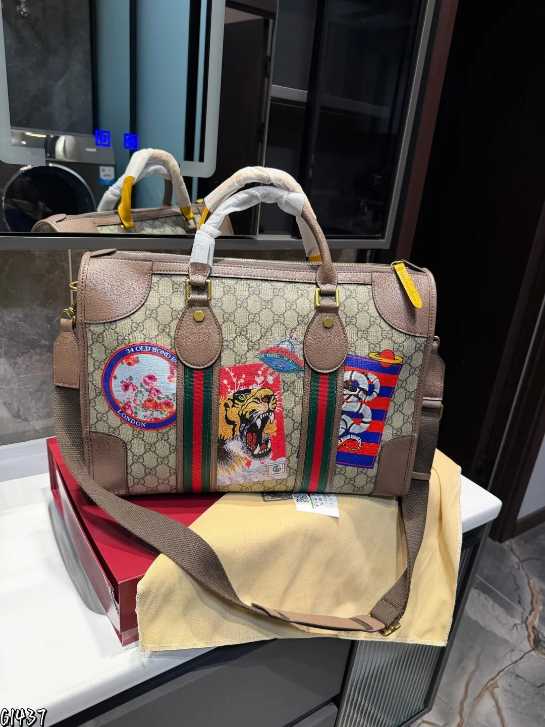 ❤️p175❤️ 这款旅行包采用更大尺寸焕新诠释，为《Exquisite Gucci》系列旅行精选增添别样魅力。条纹织带和双G配件装饰以品牌典藏元素突显整体廓形