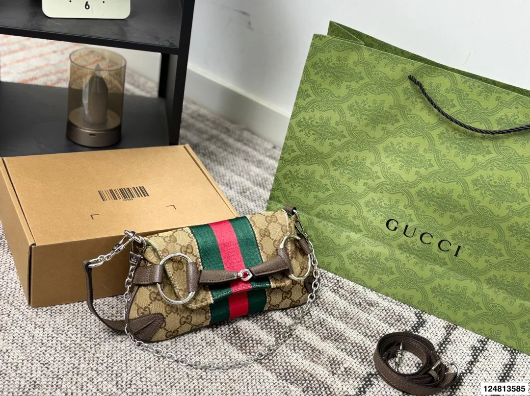 P175折叠盒⚠️尺寸27.13 酷奇GUCCI Horsebit Chain法棍包 经典再现,时尚果然是个轮回 复古的设计加上显眼的马衔扣 是初春到深冬都钟爱的时髦感 多种背法出街,感觉就像在街上走秀! 恰到好处的优雅!