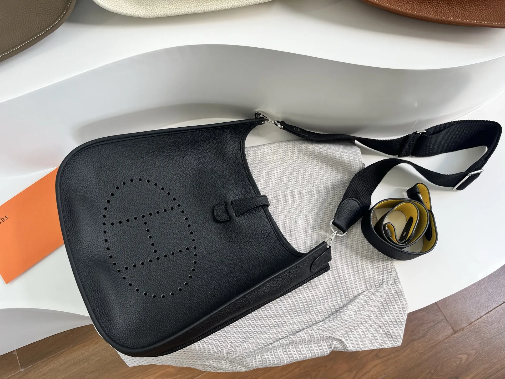 定制版29厘米💰258包邮‼️礼盒➕20 伊芙琳29cm慵懒的刚刚好! 都说这个包冷门,但实物真的越耐看 ,这款更休闲更飒,百搭随性,简约大气的慵懒感一下子拿捏住了!实用主义者必备大包!容量太nice啦👍 贴心的宽肩带可以减轻重量,放松肩膀~ 多种背法,男女都可驾驭! 更加适合高个子宝宝哦~随意一挎就能出门 尺寸:29×30×8cm